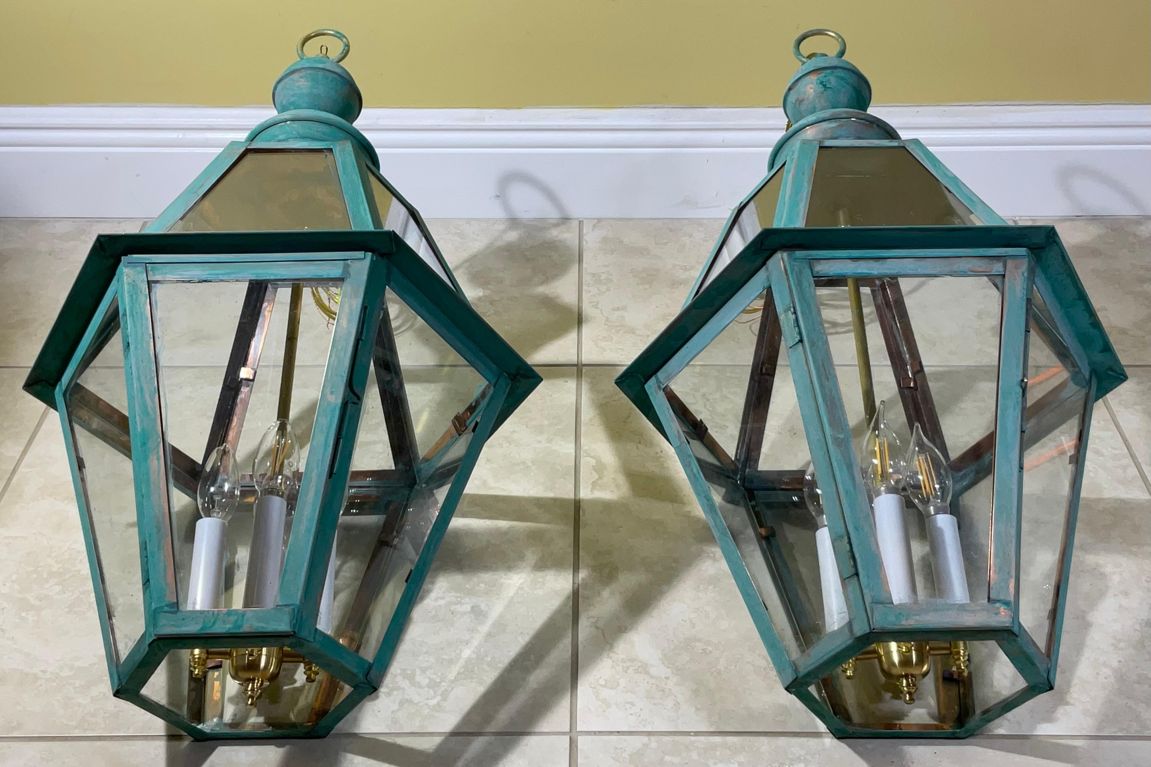 Exquisite Paar Vintage massivem Kupfer & Messing Verdigris Laternen im Angebot 1