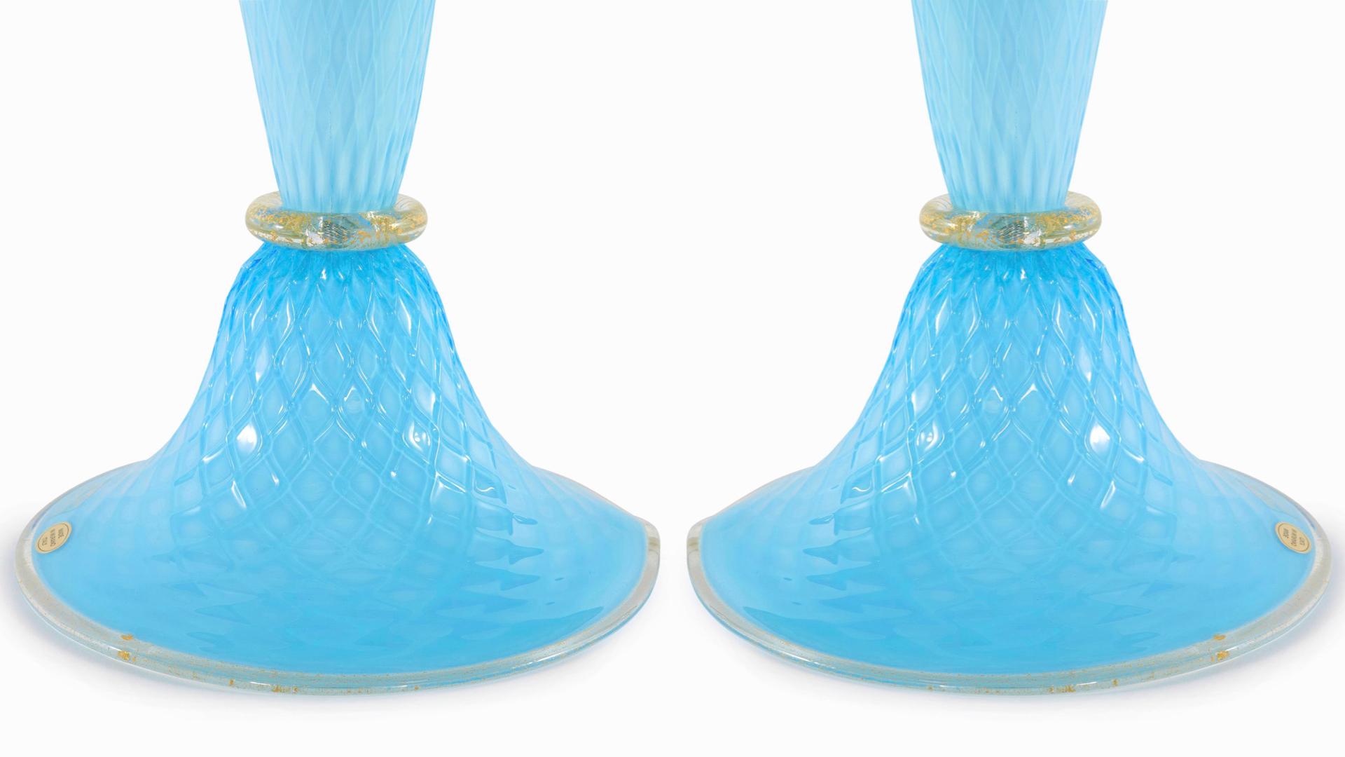 Squisita coppia di lampade da tavolo in vetro veneziano con dettagli dorati. Ogni lampada è in ottime condizioni di funzionamento. Ricablato per l'uso negli Stati Uniti. Marchio del fabbricante sottoscritto. Non sono necessarie lampadine speciali.