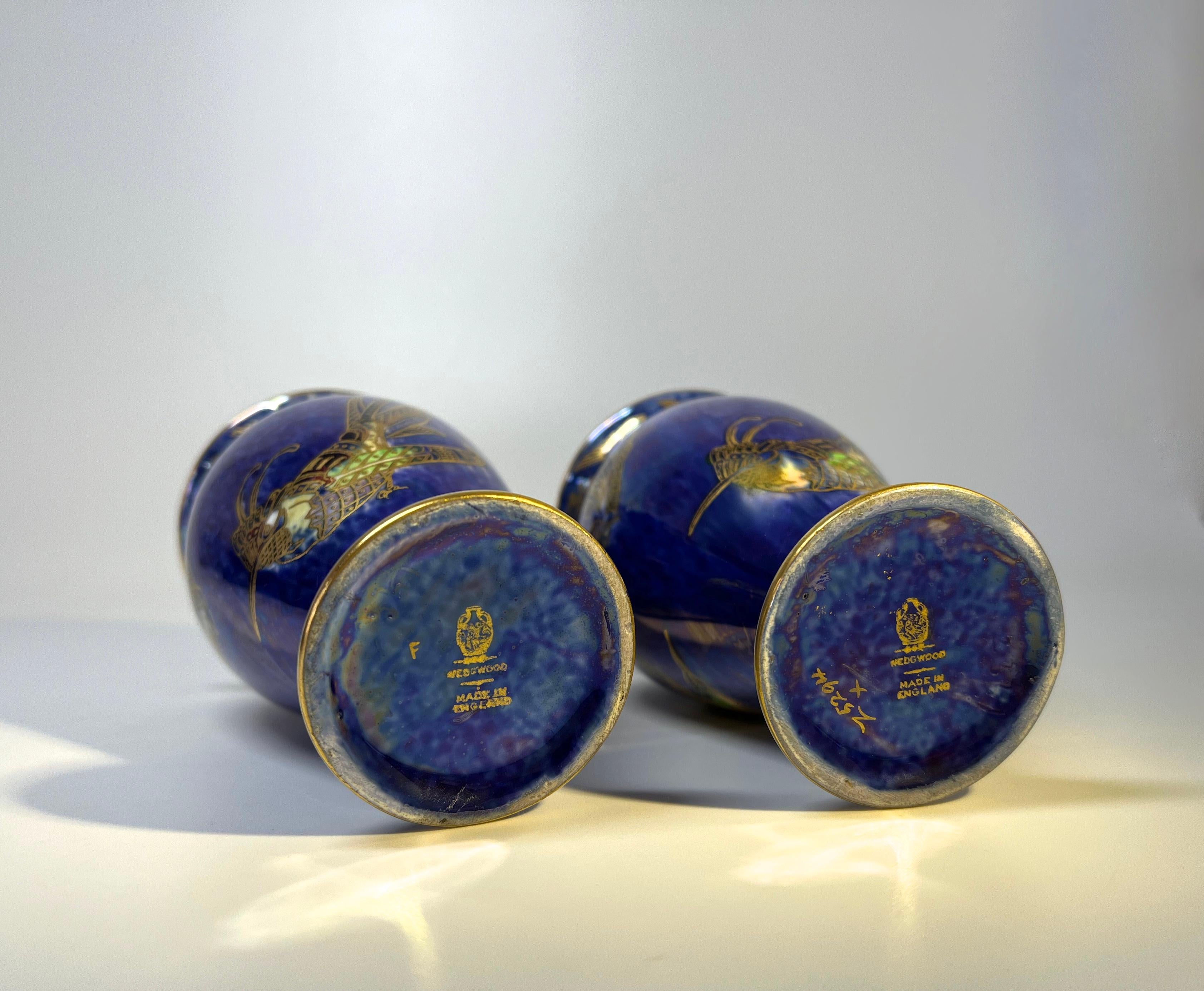 Exquise paire de vases Wedgwood « Royal Blue Bird of Paradise » en lustre ordinaire bleu roi Z5294 en vente 3