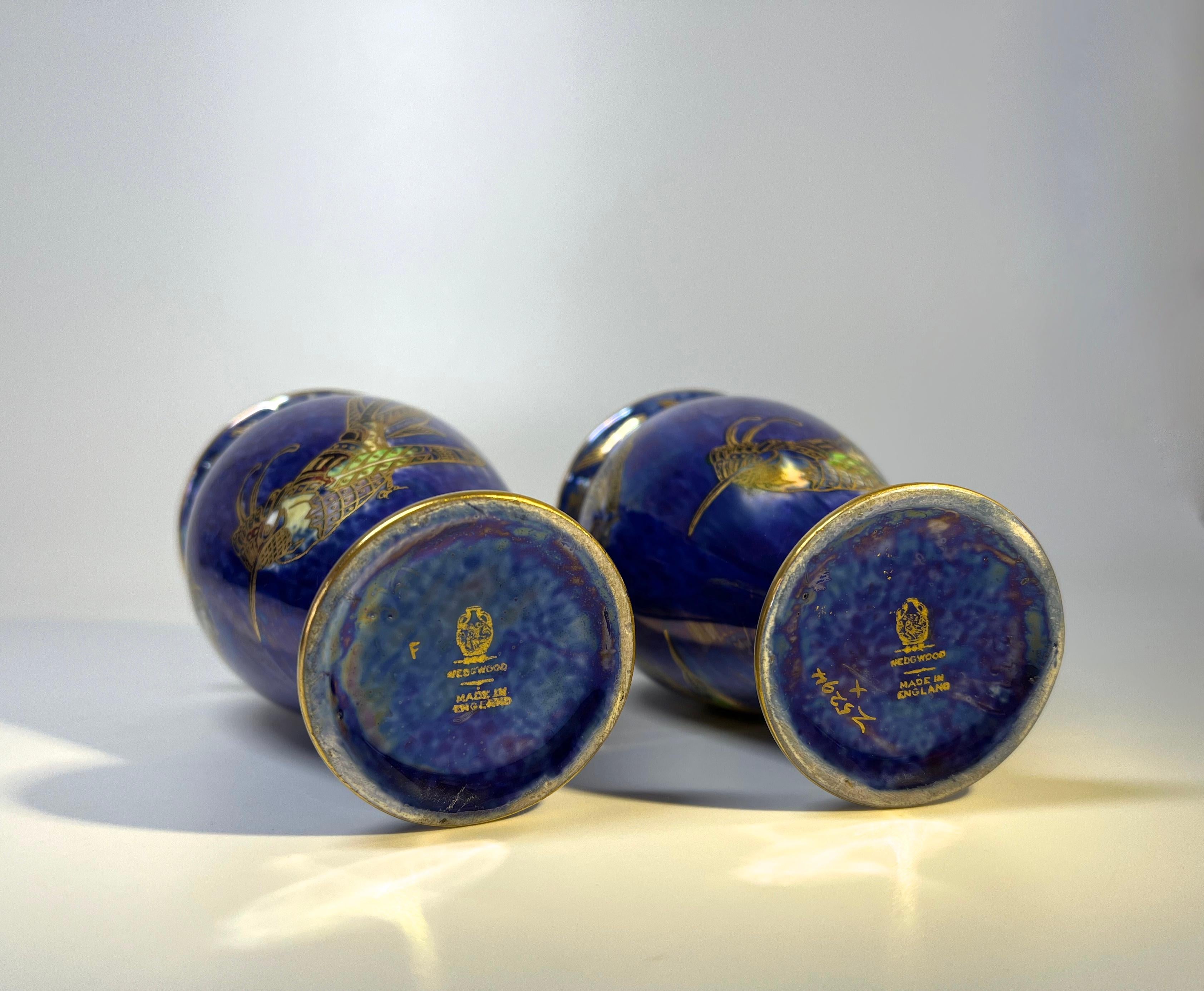 Exquisites Paar Wedgwood Royal Blue Bird of Paradise Ordinary Lustre Vasen Z5294, Paar im Angebot 3