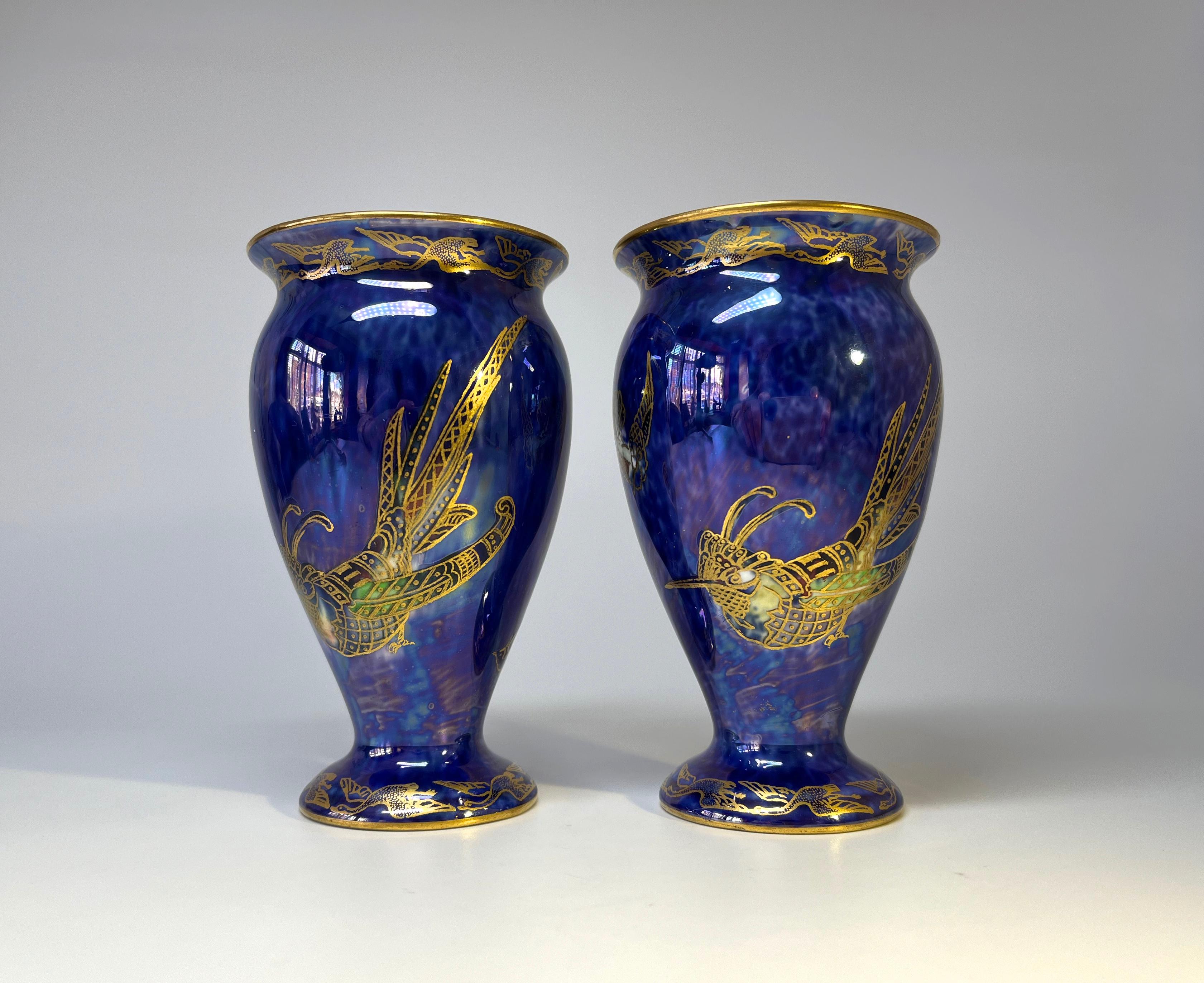 Art déco Exquise paire de vases Wedgwood « Royal Blue Bird of Paradise » en lustre ordinaire bleu roi Z5294 en vente