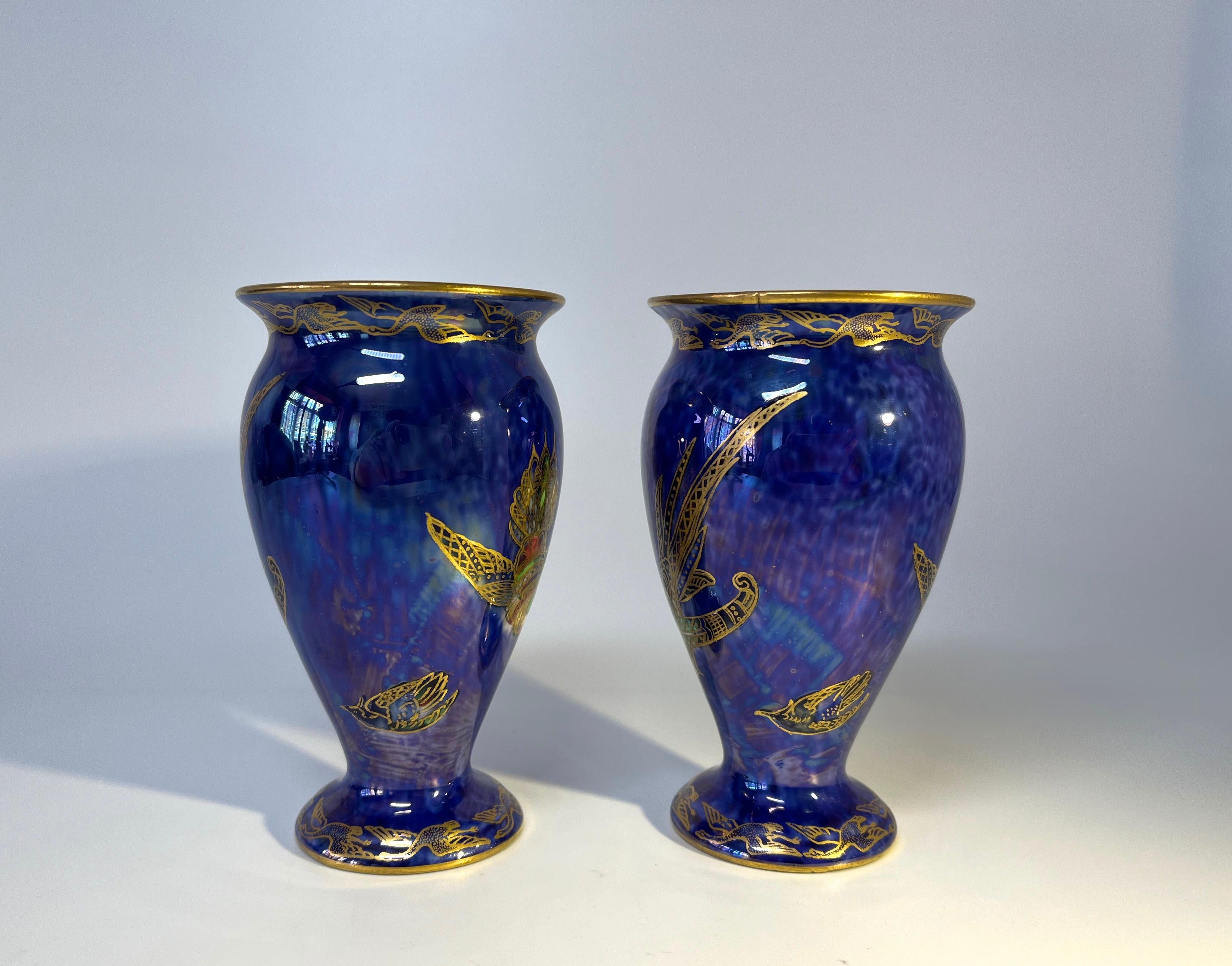 Britannique Exquise paire de vases Wedgwood « Royal Blue Bird of Paradise » en lustre ordinaire bleu roi Z5294 en vente