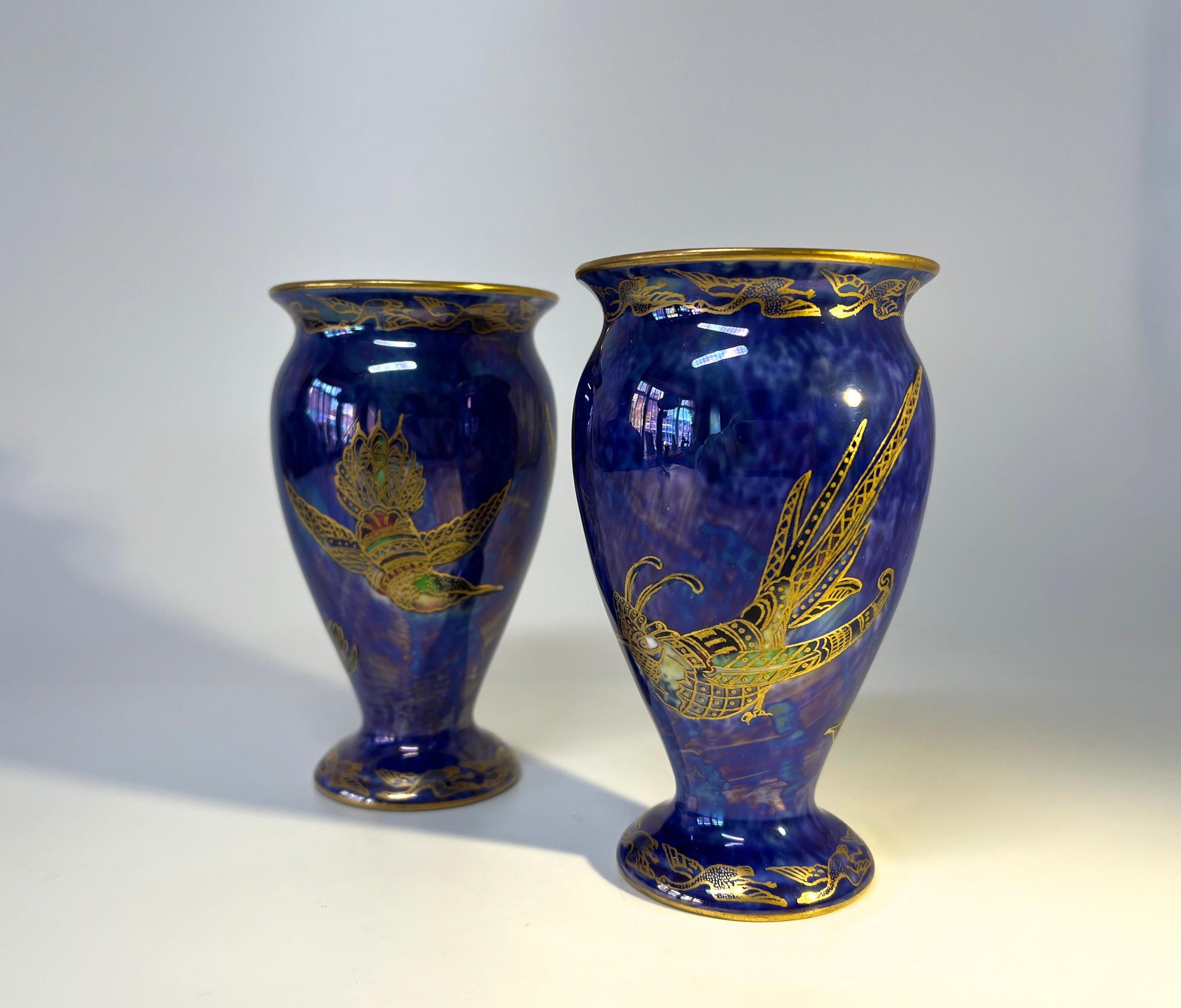Exquisites Paar Wedgwood Royal Blue Bird of Paradise Ordinary Lustre Vasen Z5294, Paar (20. Jahrhundert) im Angebot