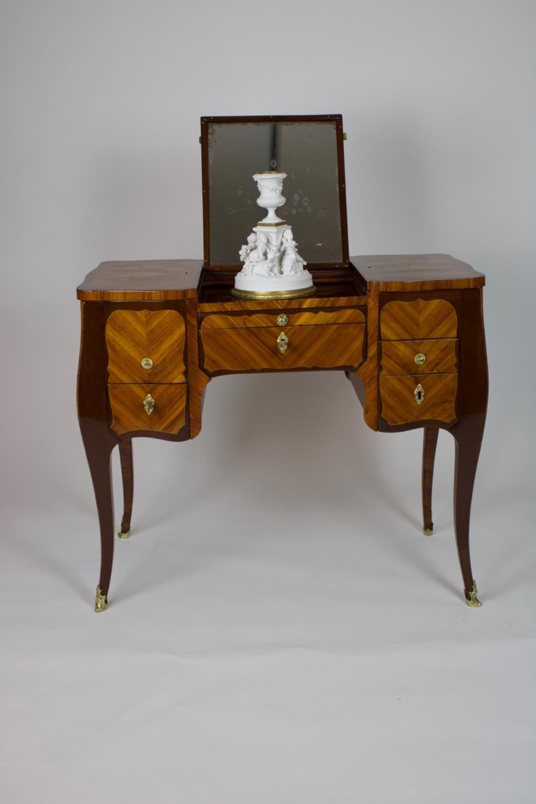 Squisita Pariser Poudreuse aus der Transition-Epoche um 1770 in vendita 3