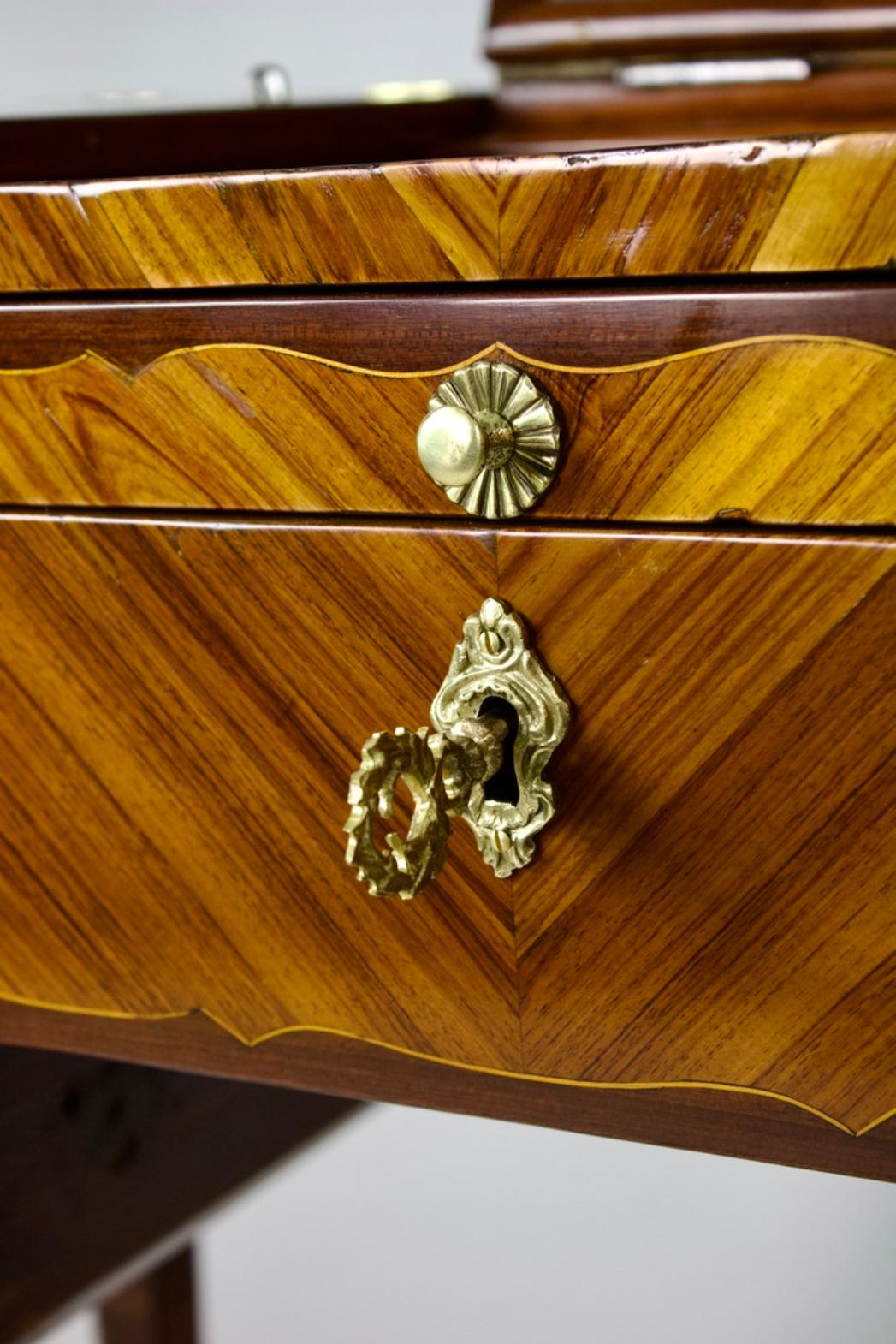 Squisita Pariser Poudreuse aus der Transition-Epoche um 1770 in vendita 4