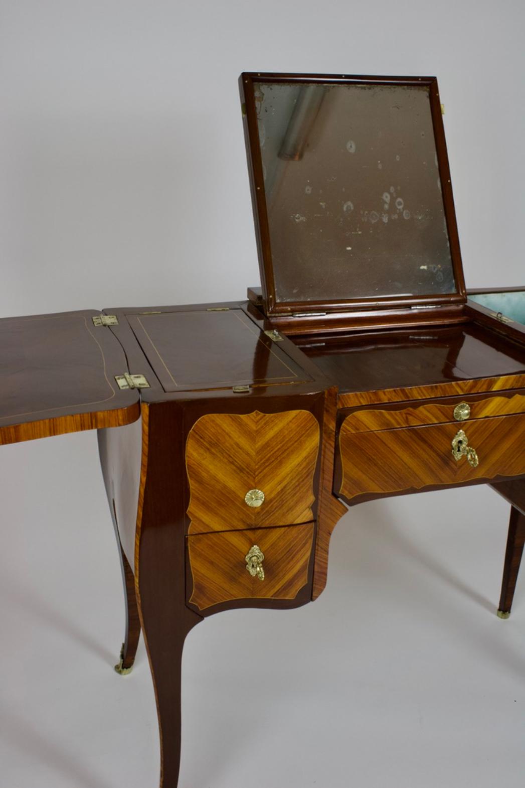 Squisita Pariser Poudreuse aus der Transition-Epoche um 1770 in vendita 11