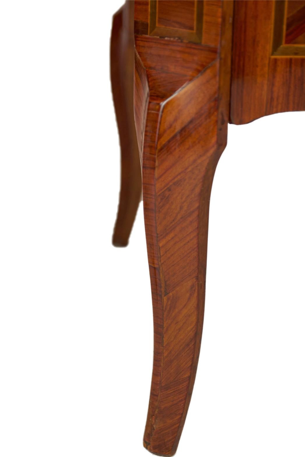 Francese Squisita Pariser Poudreuse aus der Transition-Epoche um 1770 in vendita