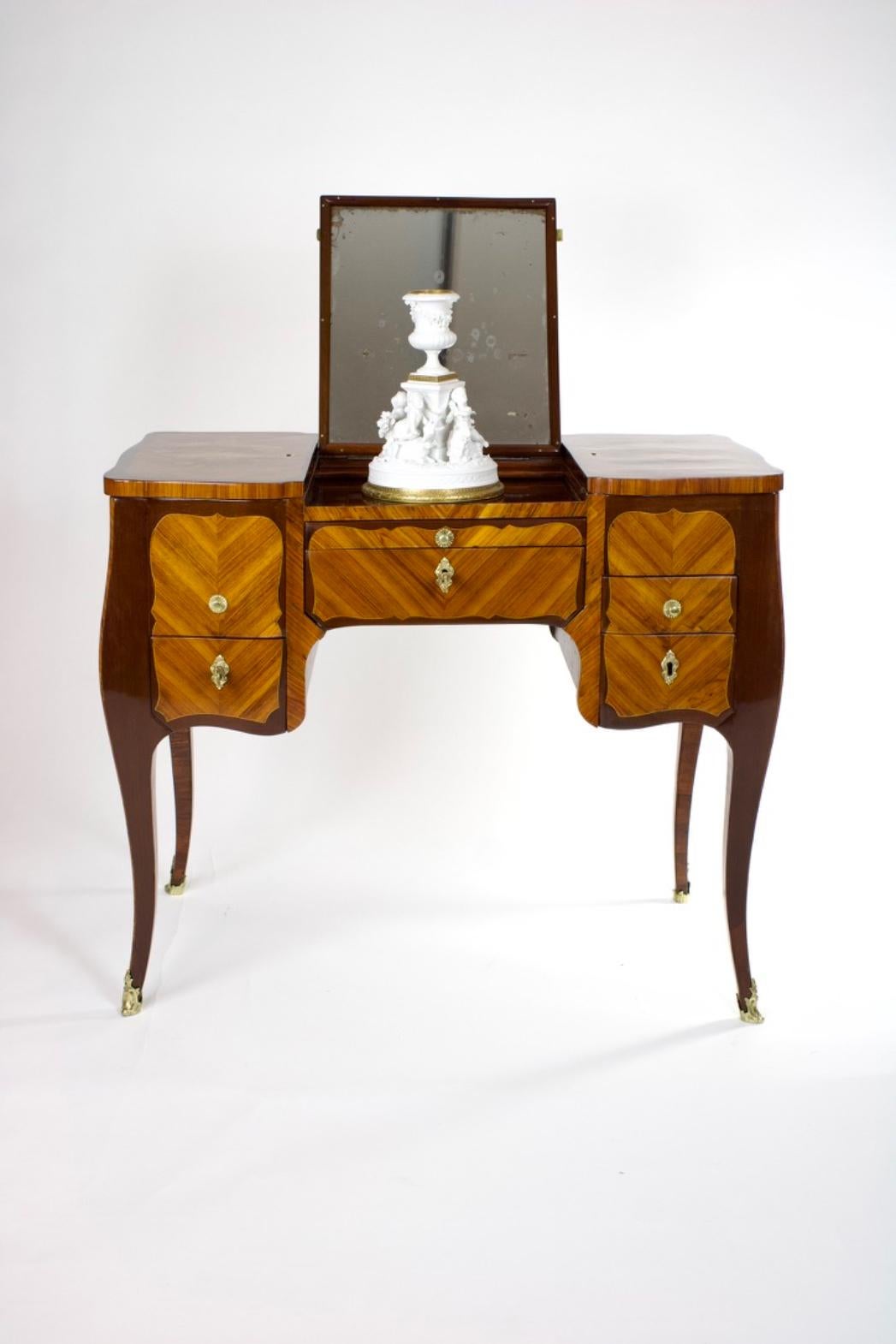 Dorato Squisita Pariser Poudreuse aus der Transition-Epoche um 1770 in vendita