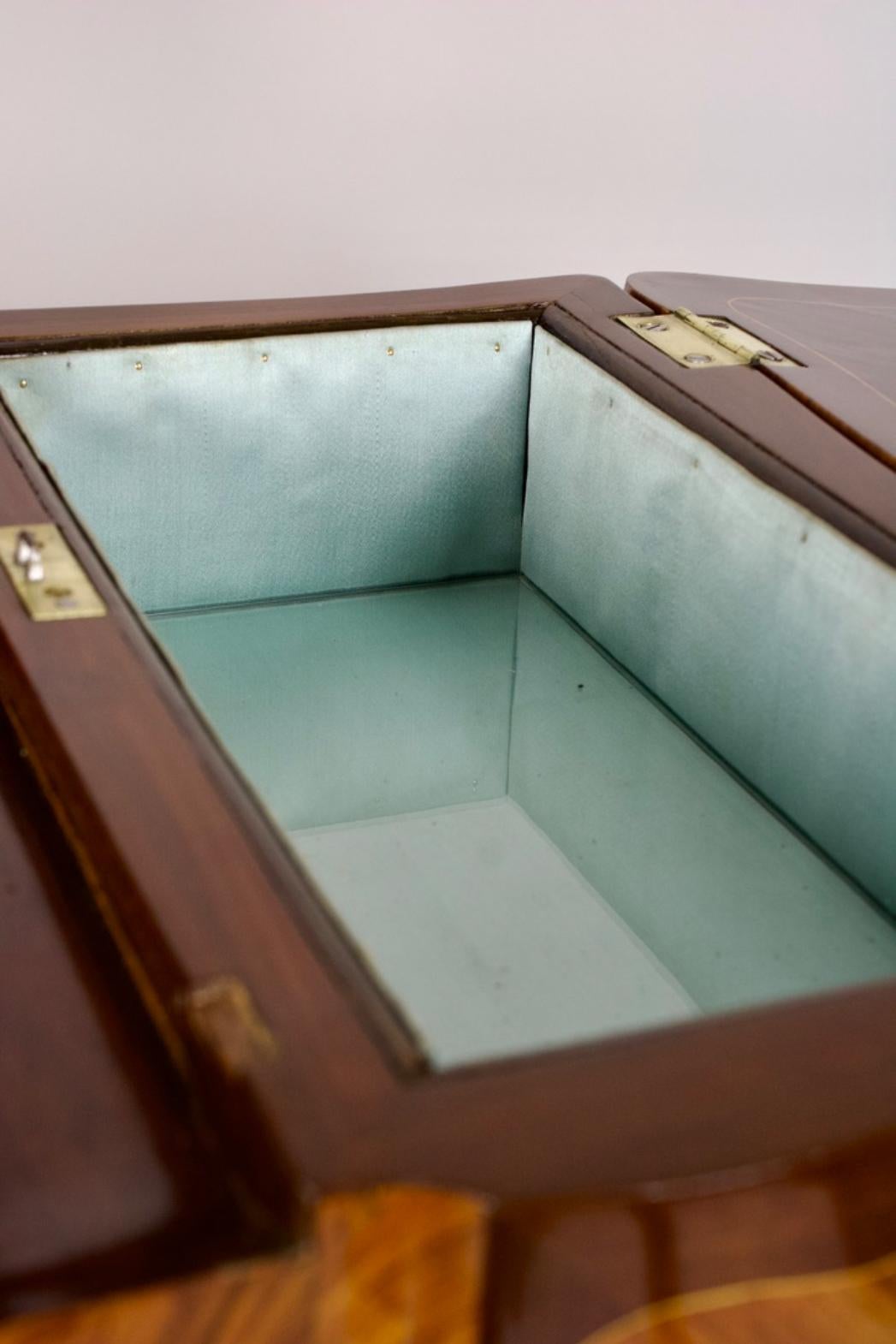 Squisita Pariser Poudreuse aus der Transition-Epoche um 1770 in vendita 1