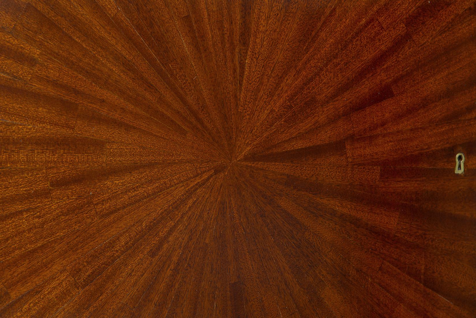Exquise armoire en parquet avec motif en étoile Excellent état - En vente à New York, NY