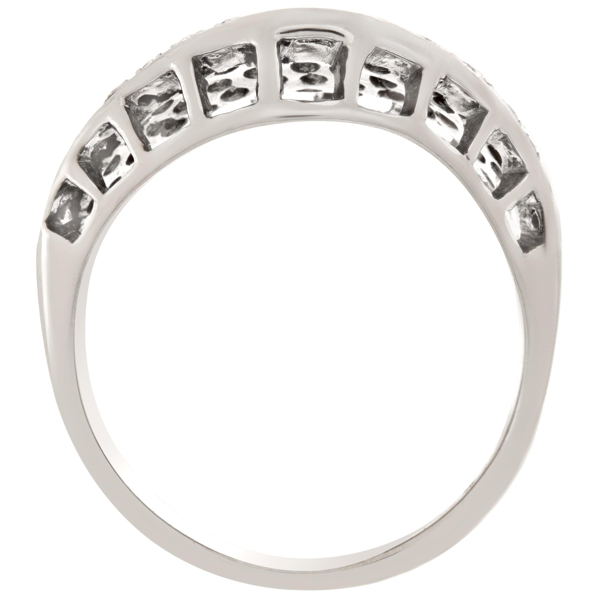 Squisito anello con diamanti a pavé in oro bianco 18 carati. 1,25 carati di diamanti a pavé In condizioni ottime in vendita a Surfside, FL
