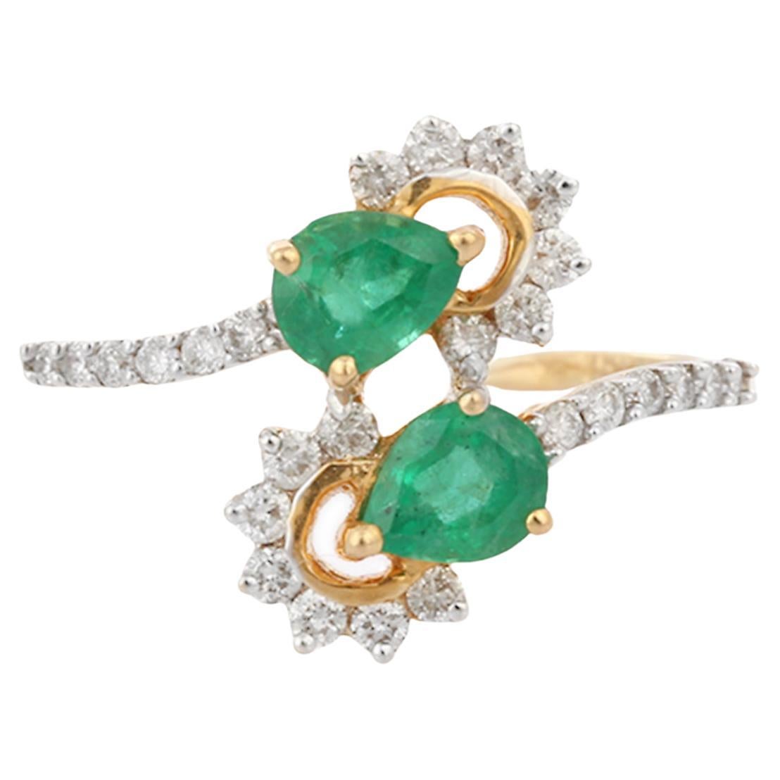 Offener Ring aus 18 Karat Gelbgold mit exquisitem Smaragd im Birnenschliff und Diamanten für sie