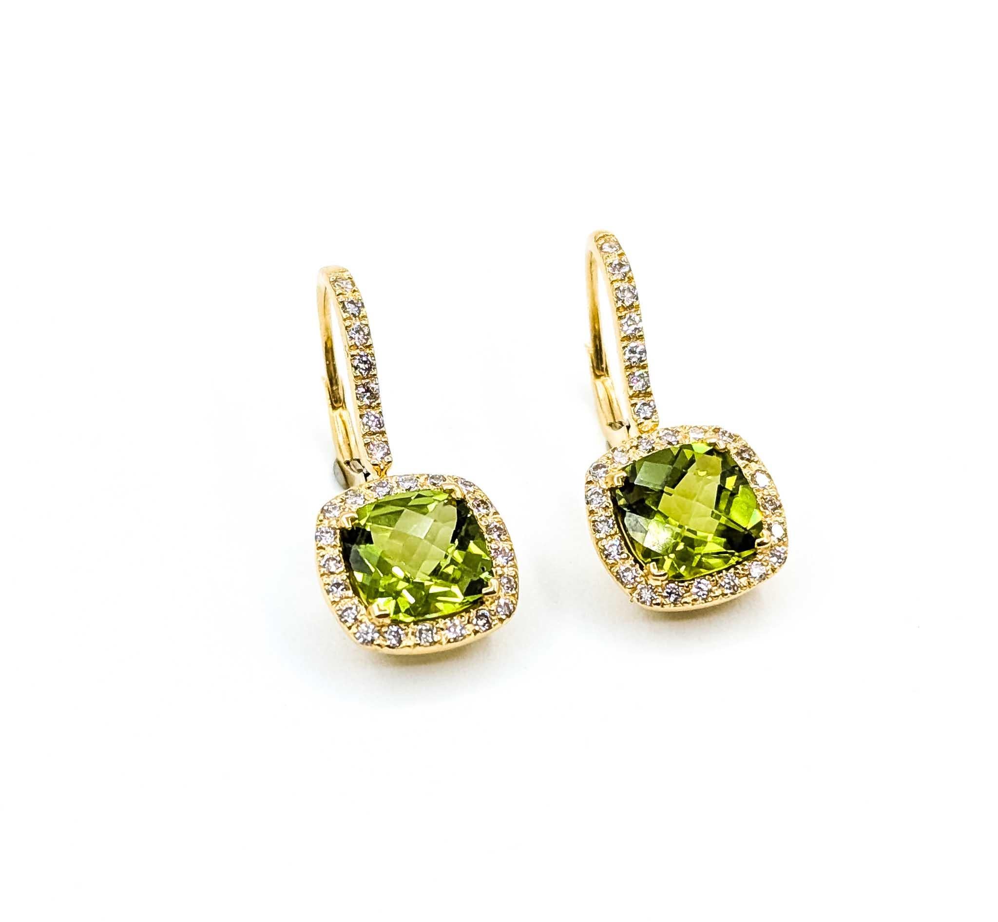 Boucles d'oreilles pendantes exquises en or jaune 18k avec péridot et diamant

Voici nos exquises boucles d'oreilles pendantes en péridot et diamant, méticuleusement fabriquées en or jaune 18 carats. Ces boucles d'oreilles captivantes sont composées