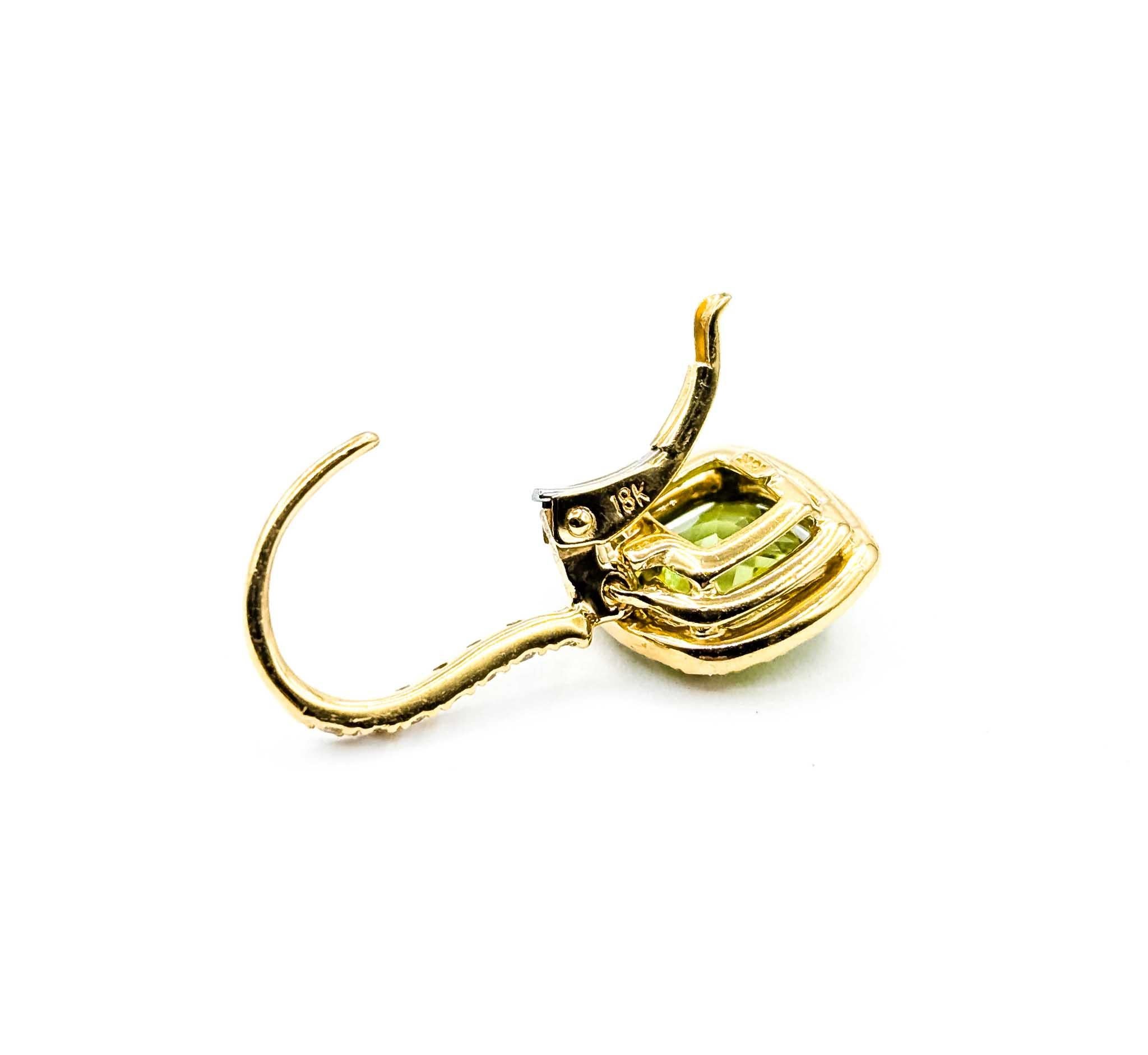 Taille coussin Boucles d'oreilles pendantes exquises en or jaune 18k avec péridot et diamant en vente