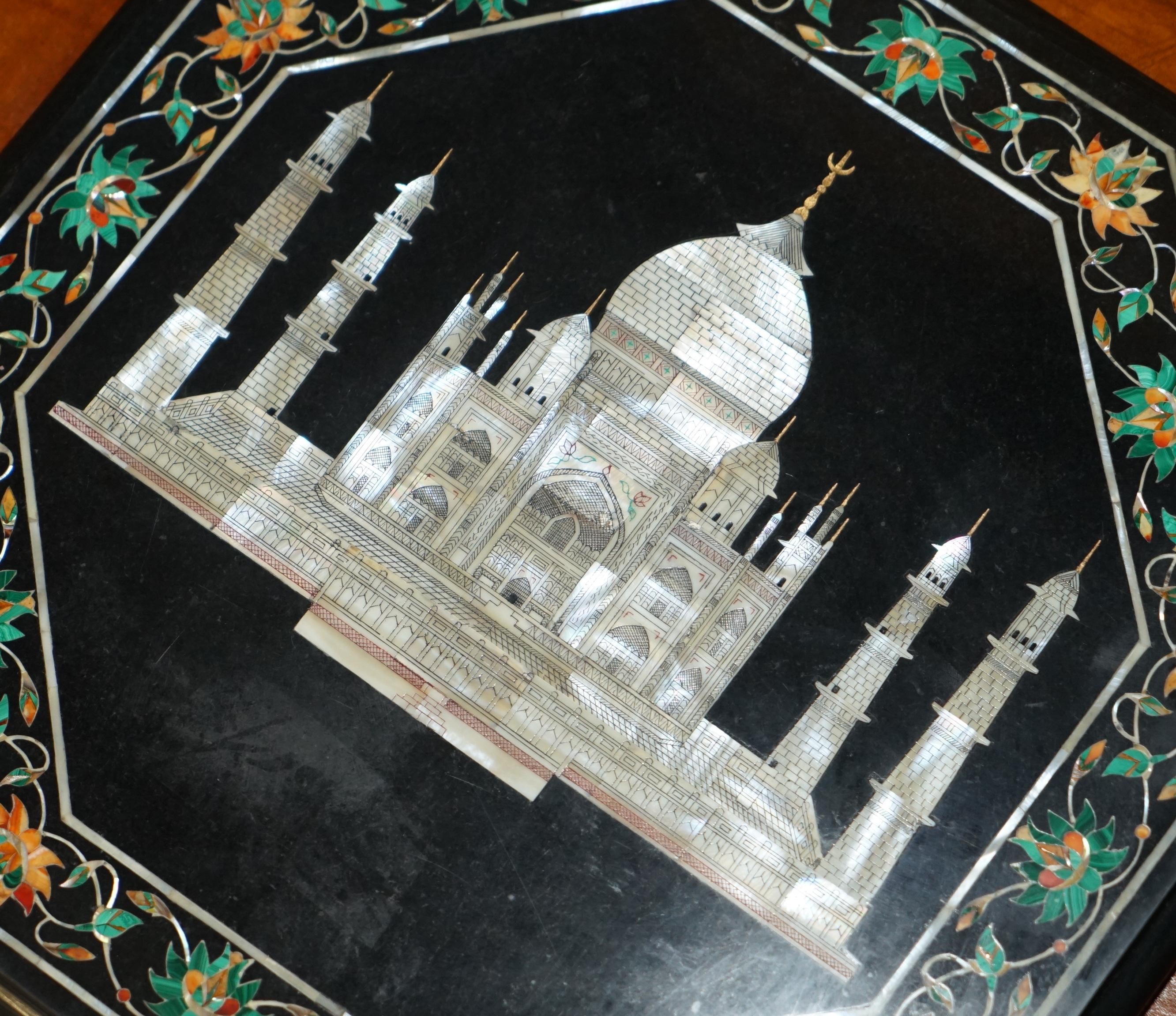 Anglo-indiano squisito piano da tavolo in marmo di PIETRA DURA e madreperla che raffigura il TAJ MAHAL in vendita