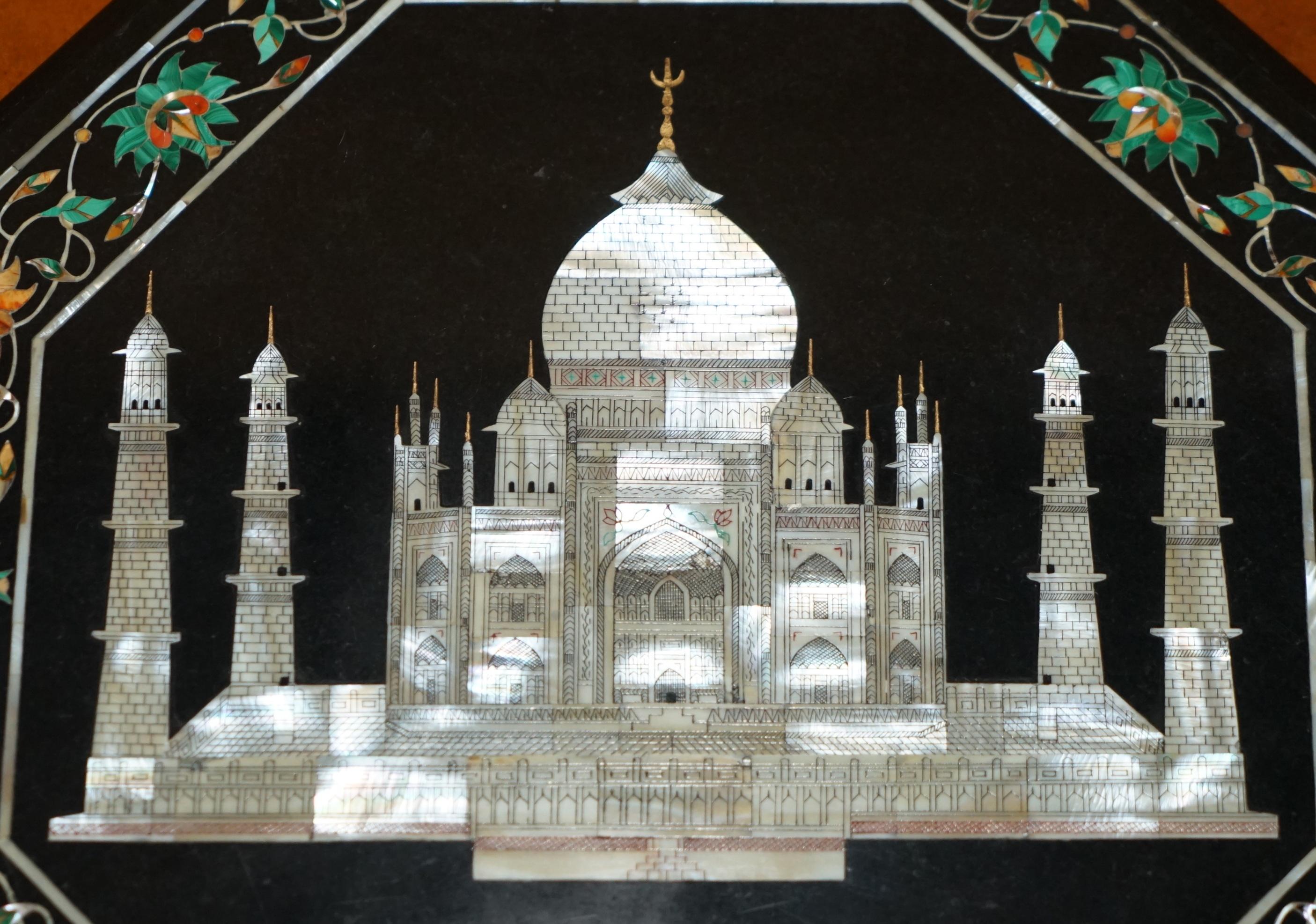 Indiano squisito piano da tavolo in marmo di PIETRA DURA e madreperla che raffigura il TAJ MAHAL in vendita