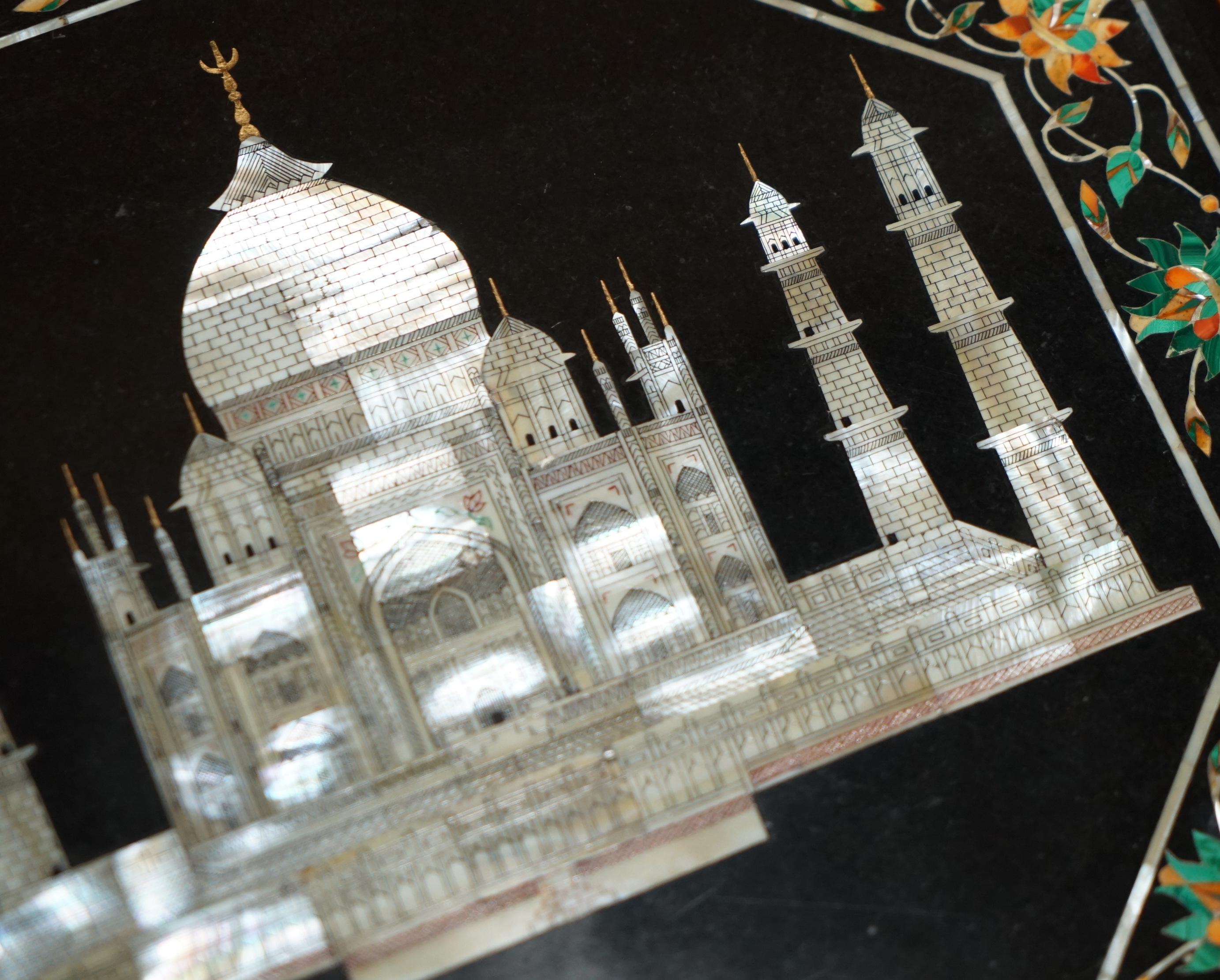 XX secolo squisito piano da tavolo in marmo di PIETRA DURA e madreperla che raffigura il TAJ MAHAL in vendita