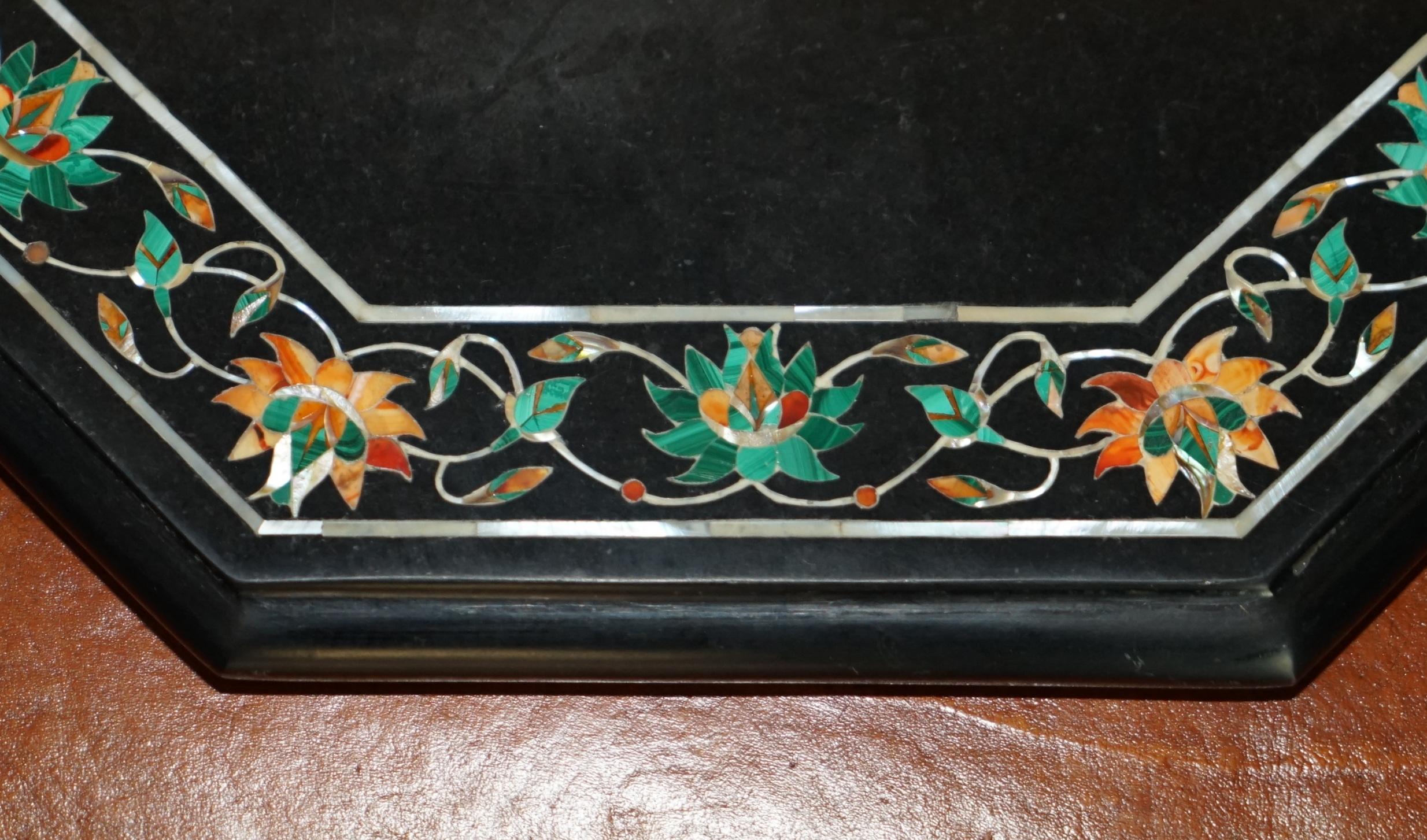 Marmo squisito piano da tavolo in marmo di PIETRA DURA e madreperla che raffigura il TAJ MAHAL in vendita