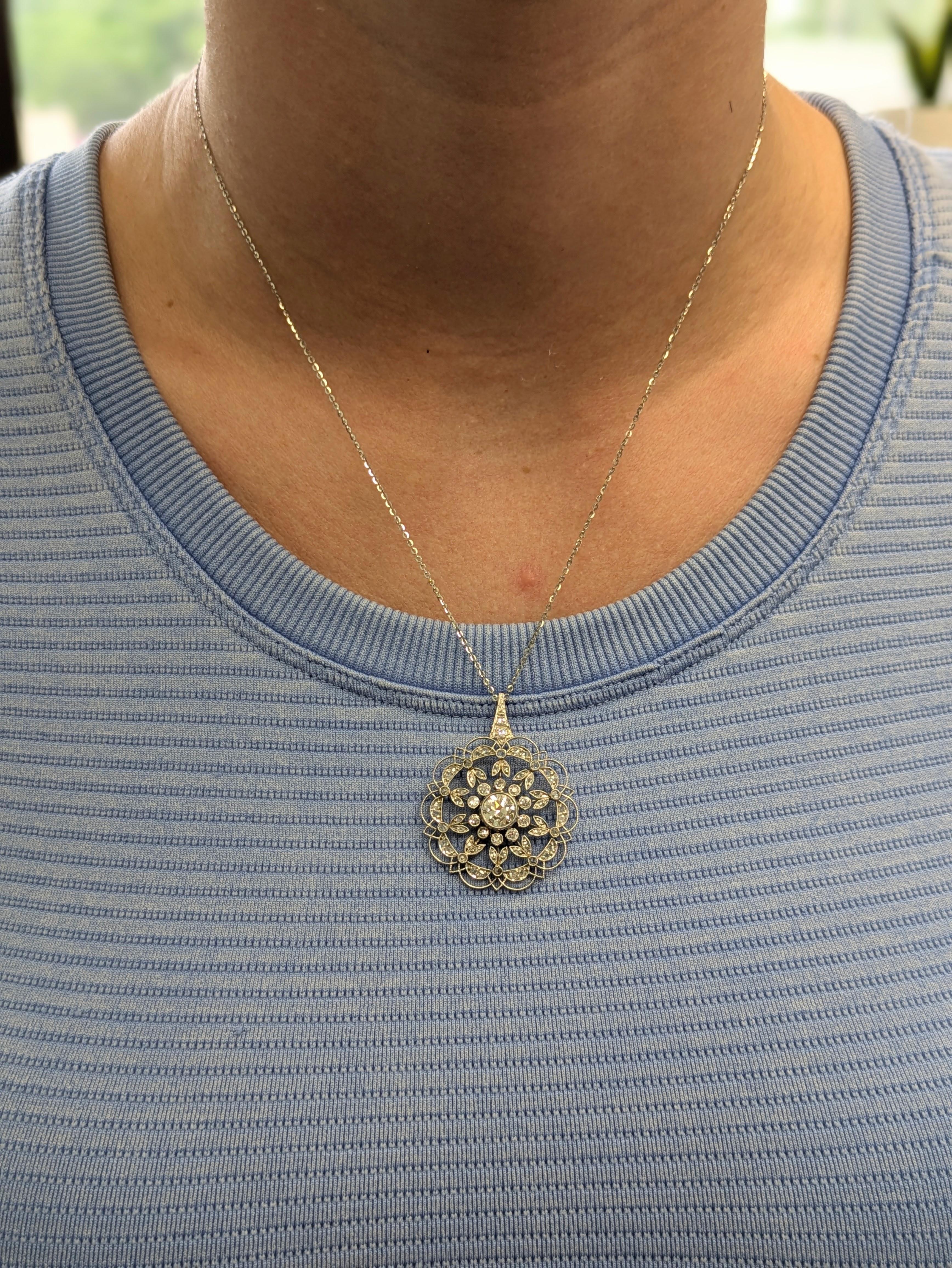 Elaborado en auténtico platino, este radiante colgante en forma de flor exhibe brillantes diamantes extraídos de la tierra para un aspecto clásico y contemporáneo a la vez. Acabado con una cadena de platino a juego, es perfecto para la elegancia