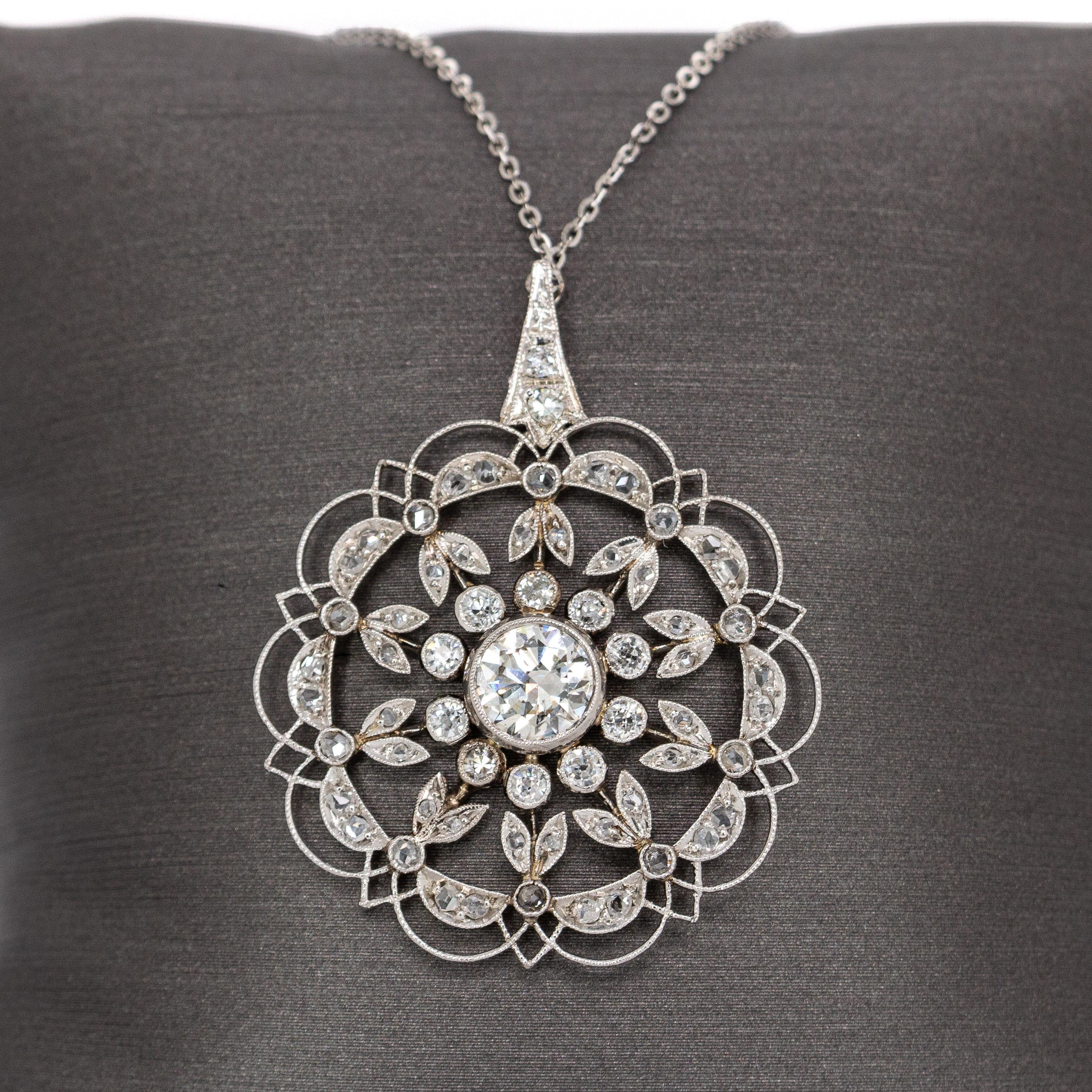 Exquisito Colgante Flor de Platino con Auténticos Diamantes Extraídos de la Tierra y Cadena Corte redondo en venta