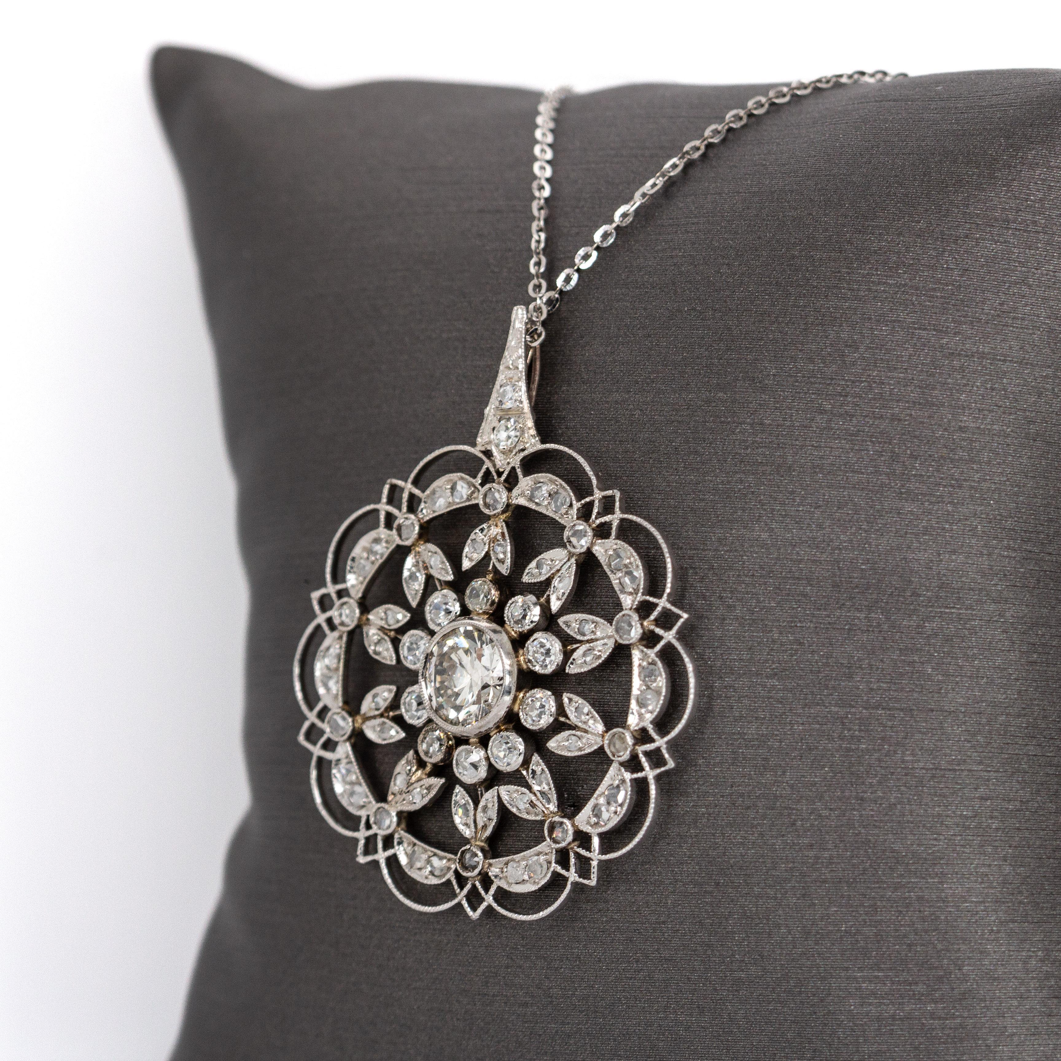 Exquisito Colgante Flor de Platino con Auténticos Diamantes Extraídos de la Tierra y Cadena en Nuevo estado para la venta en Columbus, OH
