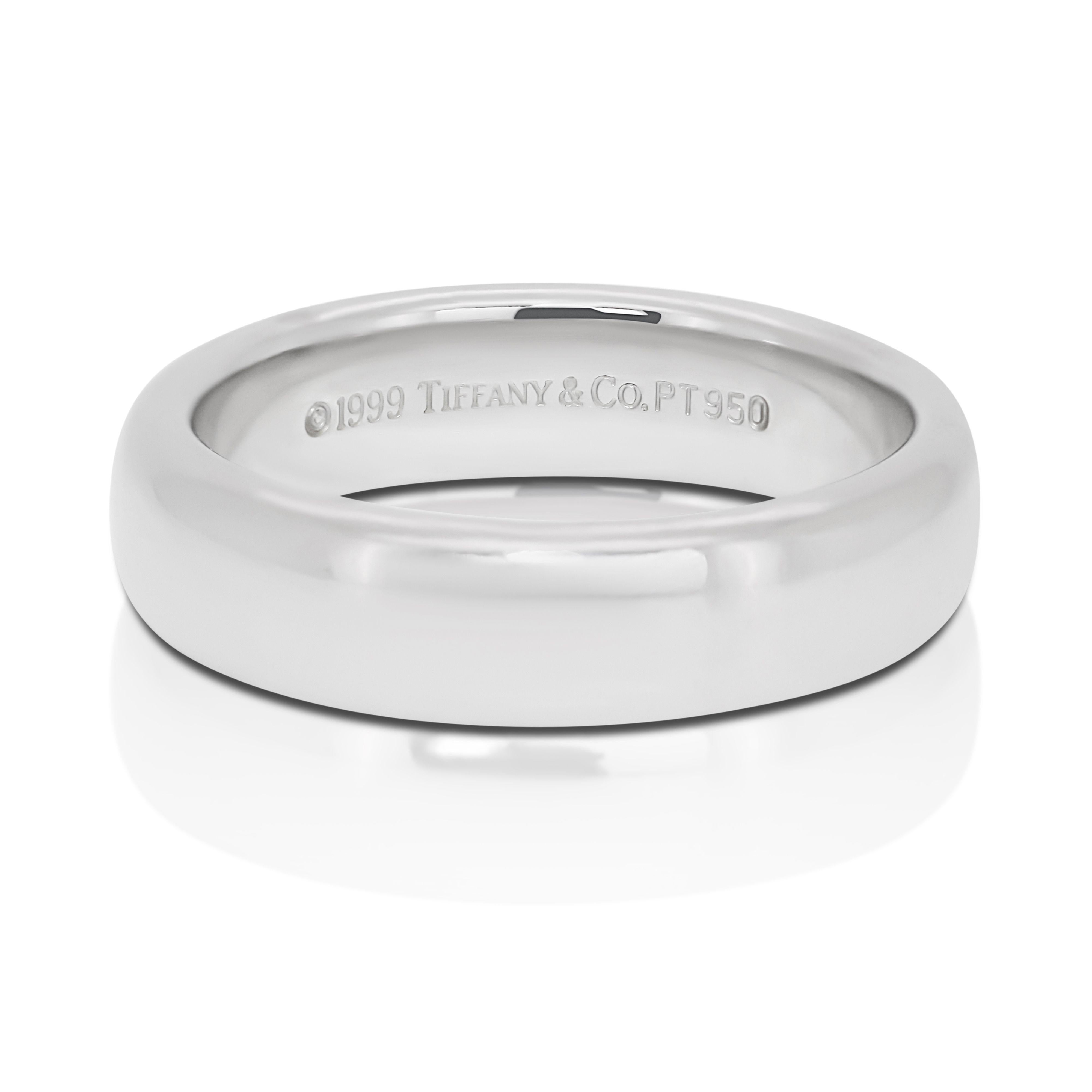 Exquisite Platinum Band Ring In New Condition For Sale In רמת גן, IL