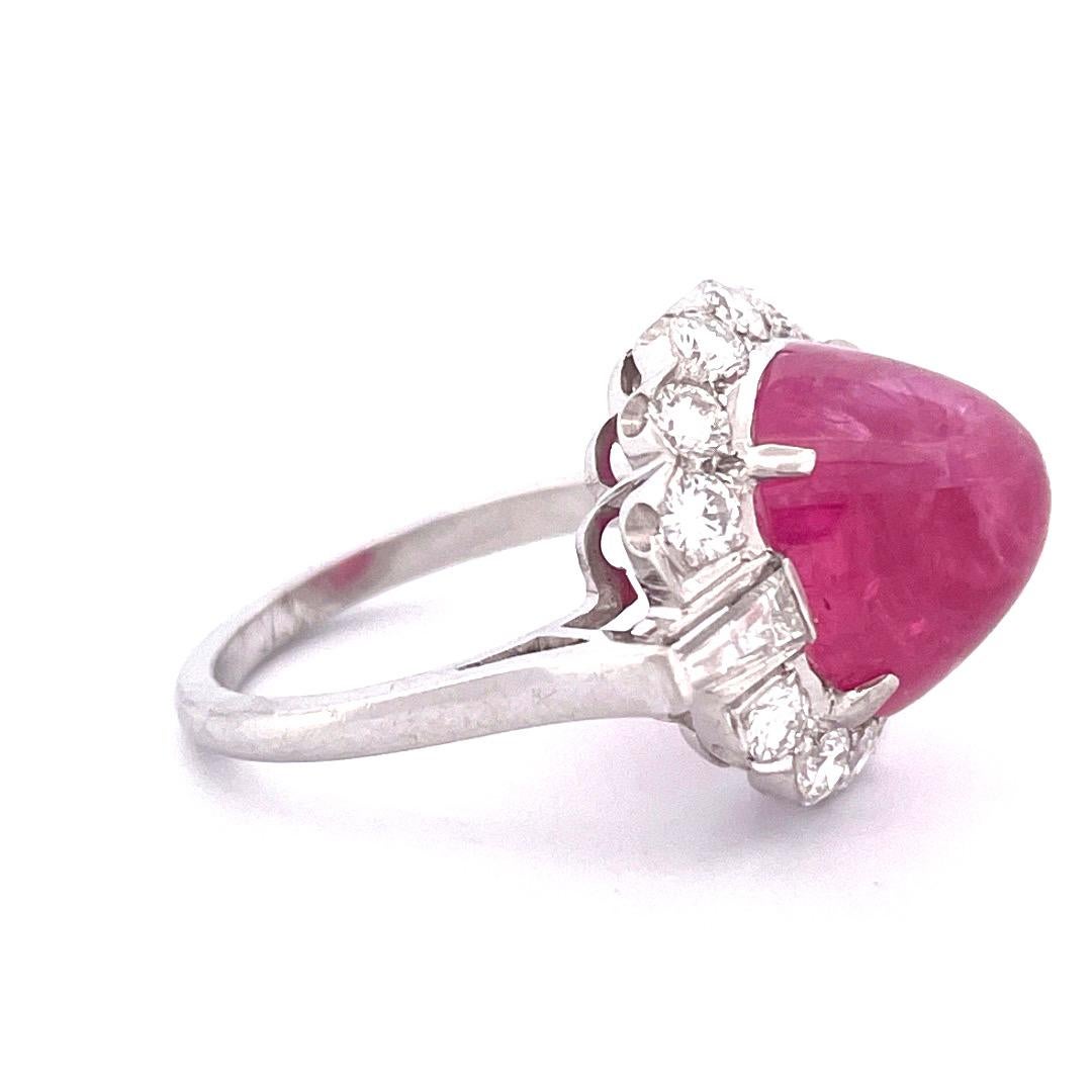 Exquisiter Ring mit Rubin und Diamant aus Platin

Erhöhen Sie Ihren Stil mit diesem atemberaubenden Platinring mit einem Diamanten im Rundschliff mit einem Gesamtgewicht von 1,50 Karat (TCW) in der Mitte, der von einem faszinierenden Rubin mit einem
