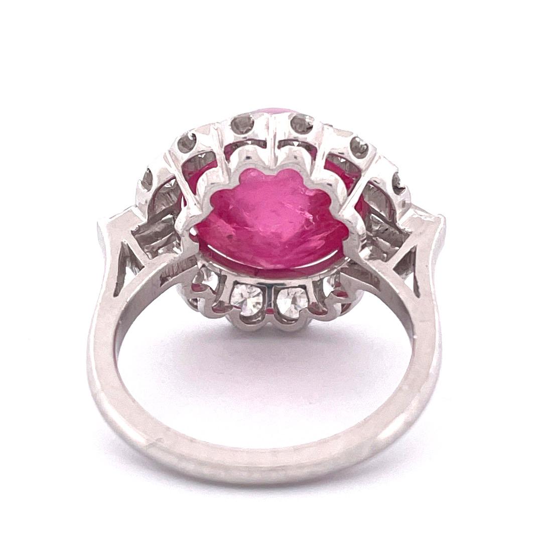 Exquisiter Ring mit Rubin und Diamant aus Platin (Retro) im Angebot