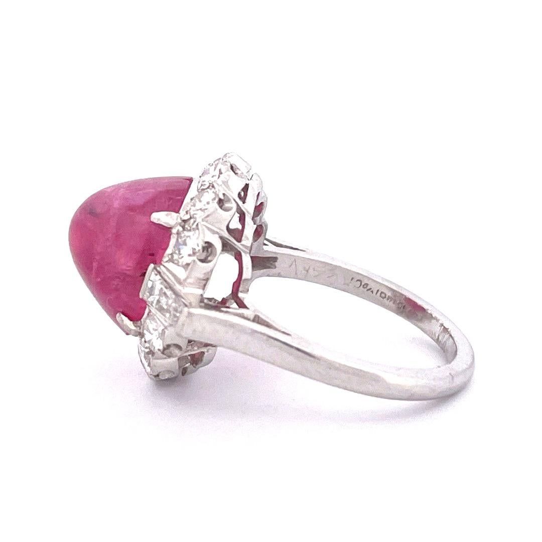 Exquisiter Ring mit Rubin und Diamant aus Platin (Ovalschliff) im Angebot