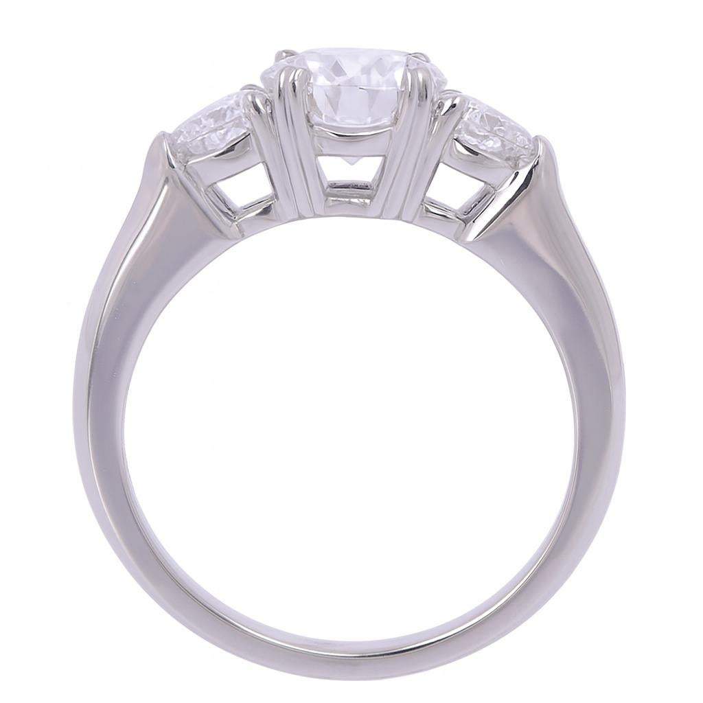 Exquise bague en platine à trois pierres et diamants

Cette magnifique bague est ornée d'un diamant rond brillant de 1,42 carat, certifié par la GIA (rapport n° 1162589731). Le diamant central est de couleur G, de pureté VS2 et de très bonne taille,