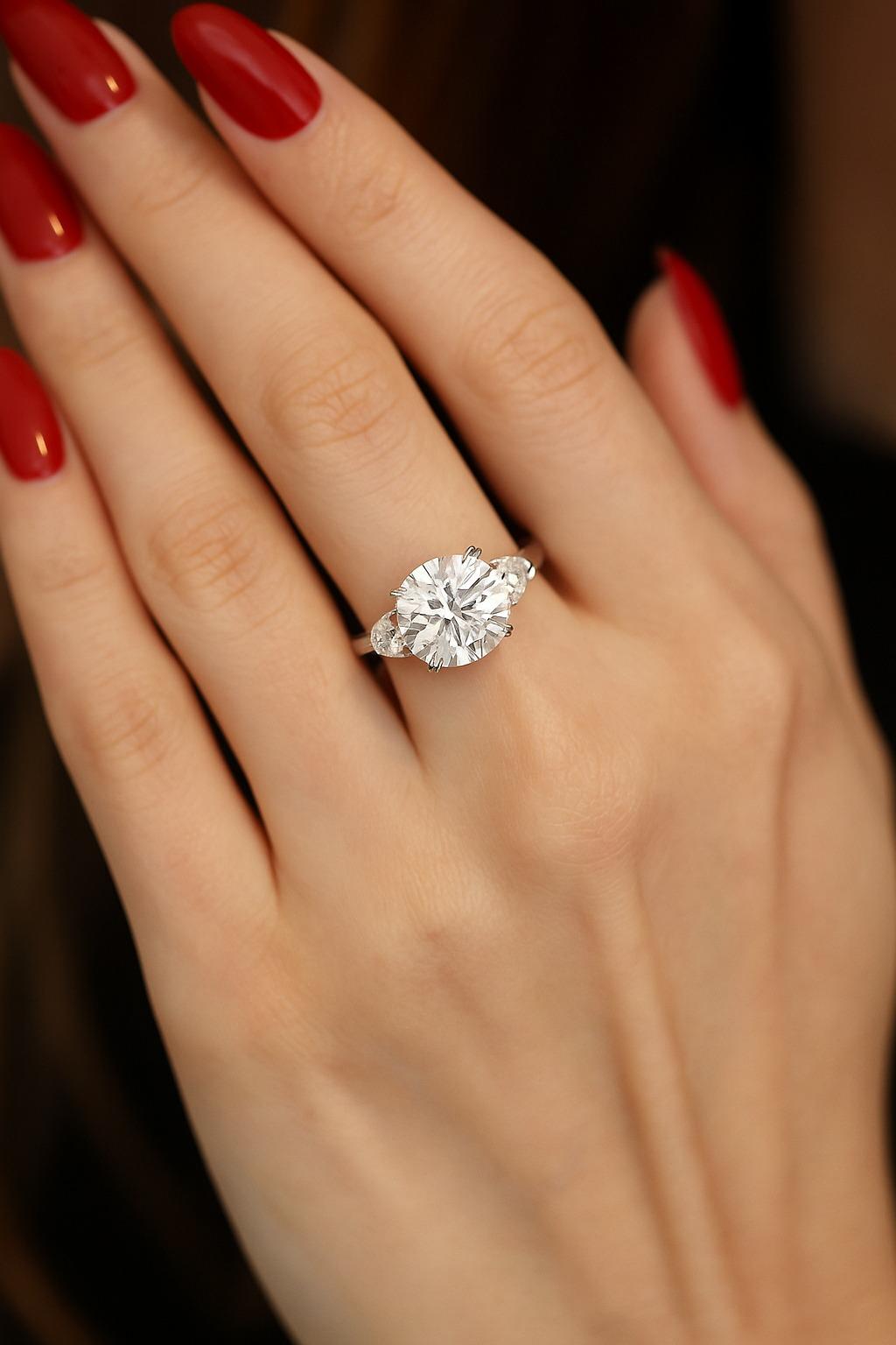 Taille ronde Exquise bague en platine à trois pierres et diamants en vente