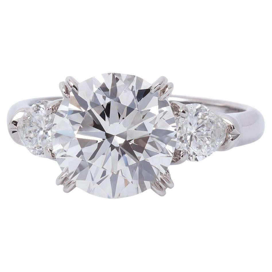 Exquise bague en platine à trois pierres et diamants en vente
