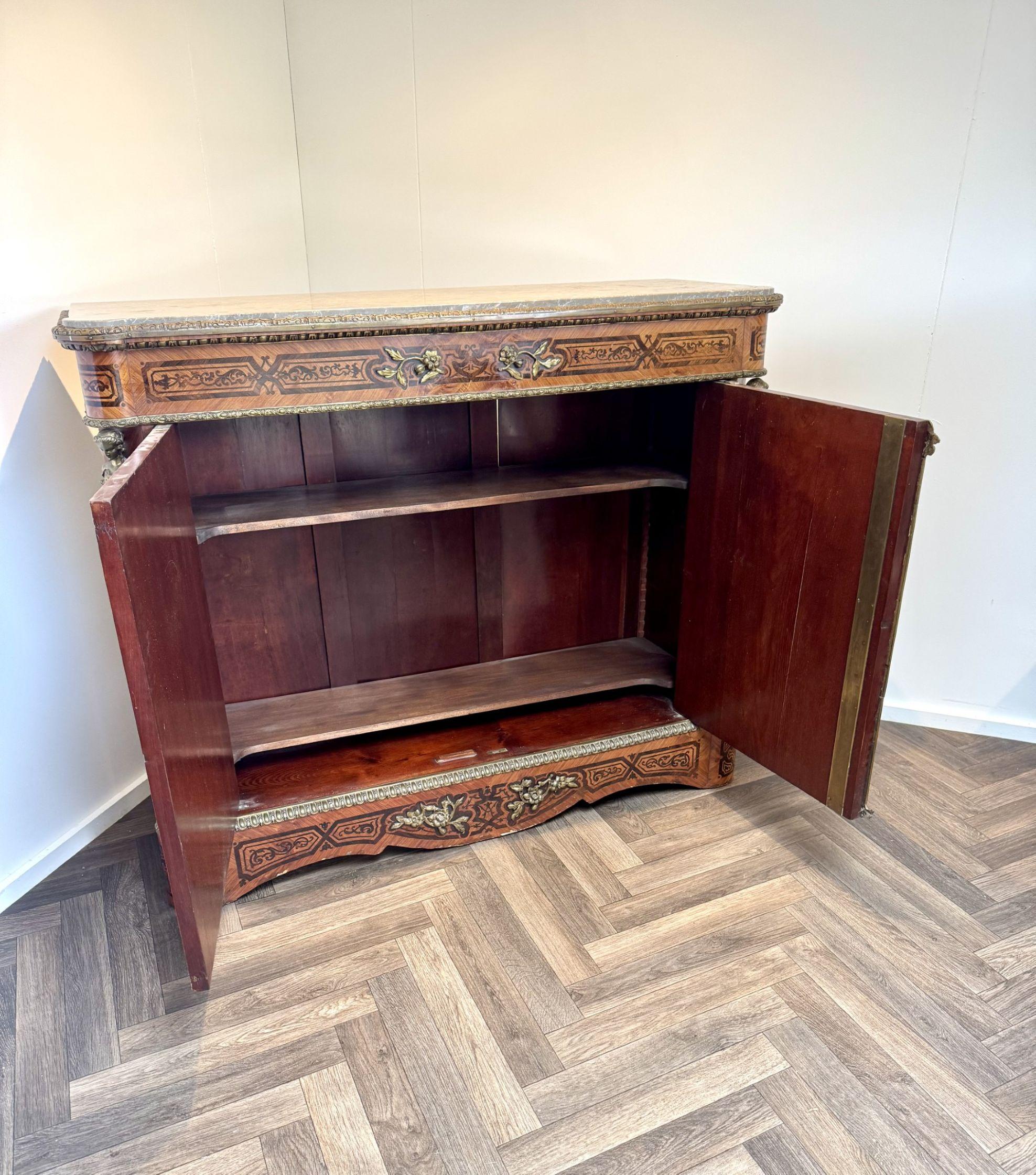 Meuble ancien en marqueterie française du 19e siècle de qualité exquise en vente 3