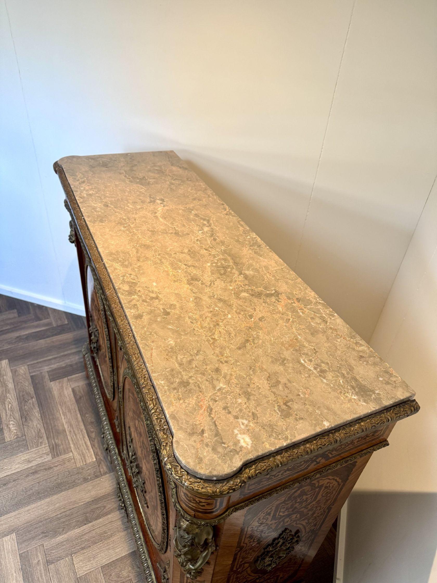 Meuble ancien en marqueterie française du 19e siècle de qualité exquise en vente 5