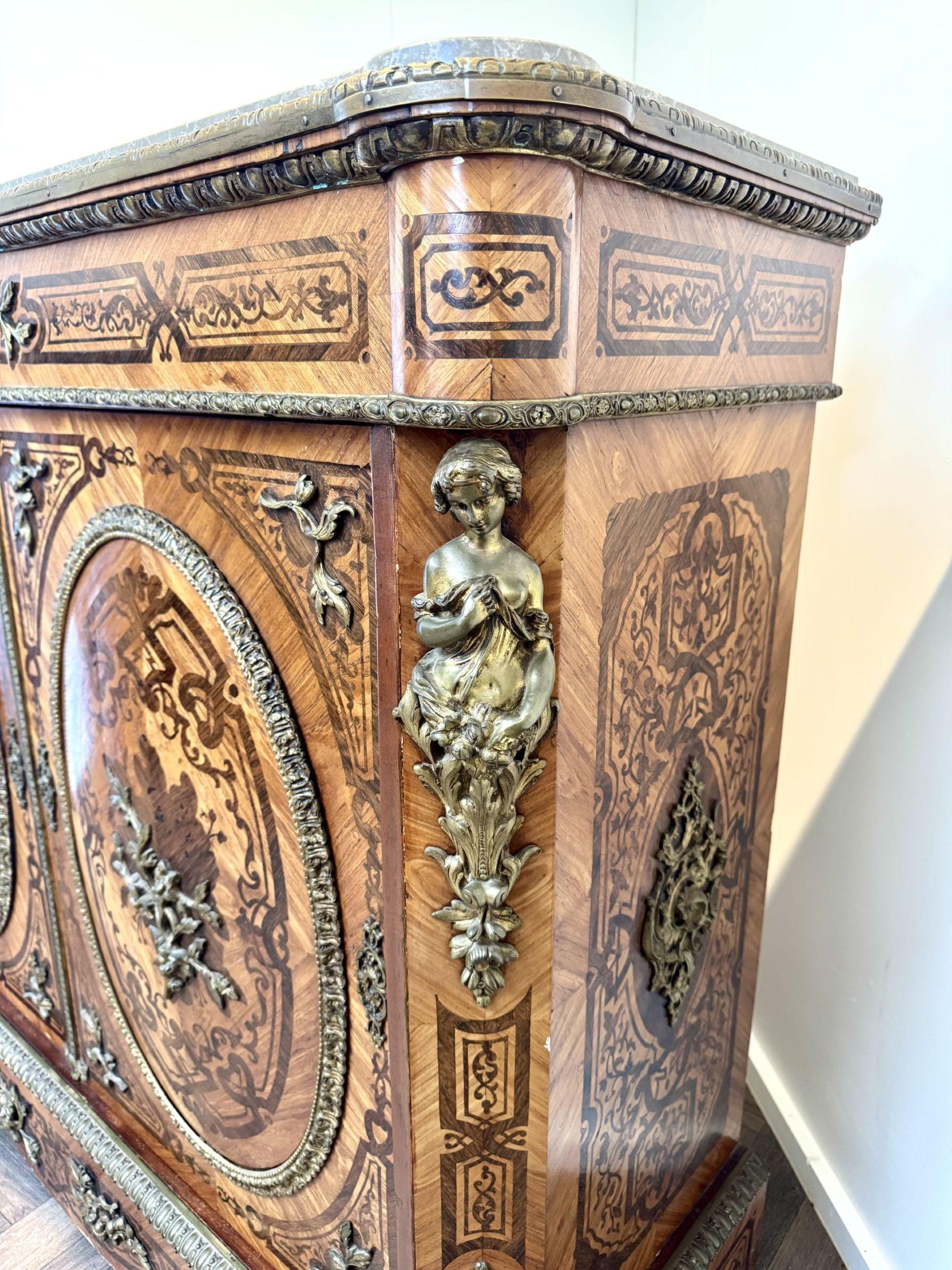 Meuble ancien en marqueterie française du 19e siècle de qualité exquise en vente 6