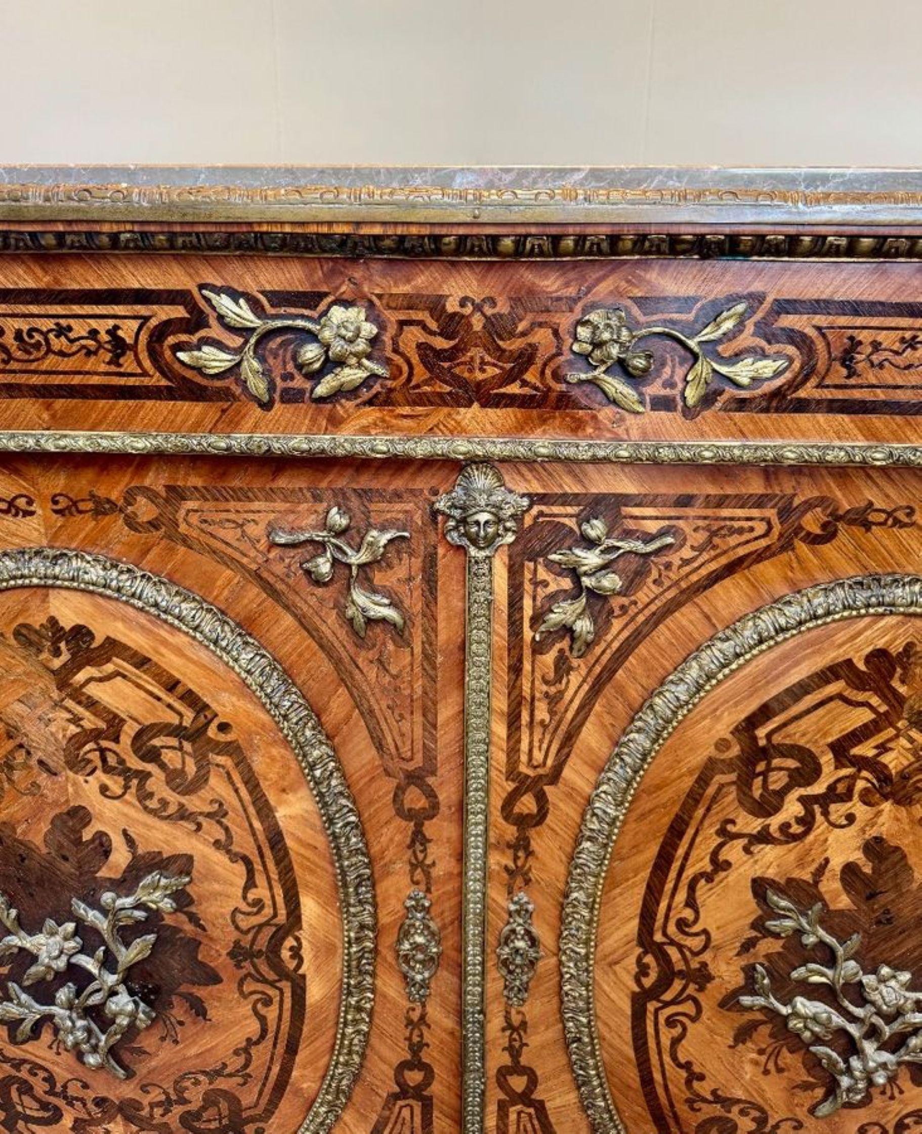 Squisito mobile intarsiato francese del XIX secolo di qualità eccezionale, con un mobile in legno di re francese del XIX secolo con bellissimi intarsi che formano motivi floreali e a volute con ampie decorazioni in ormolu sui bordi, intorno ai