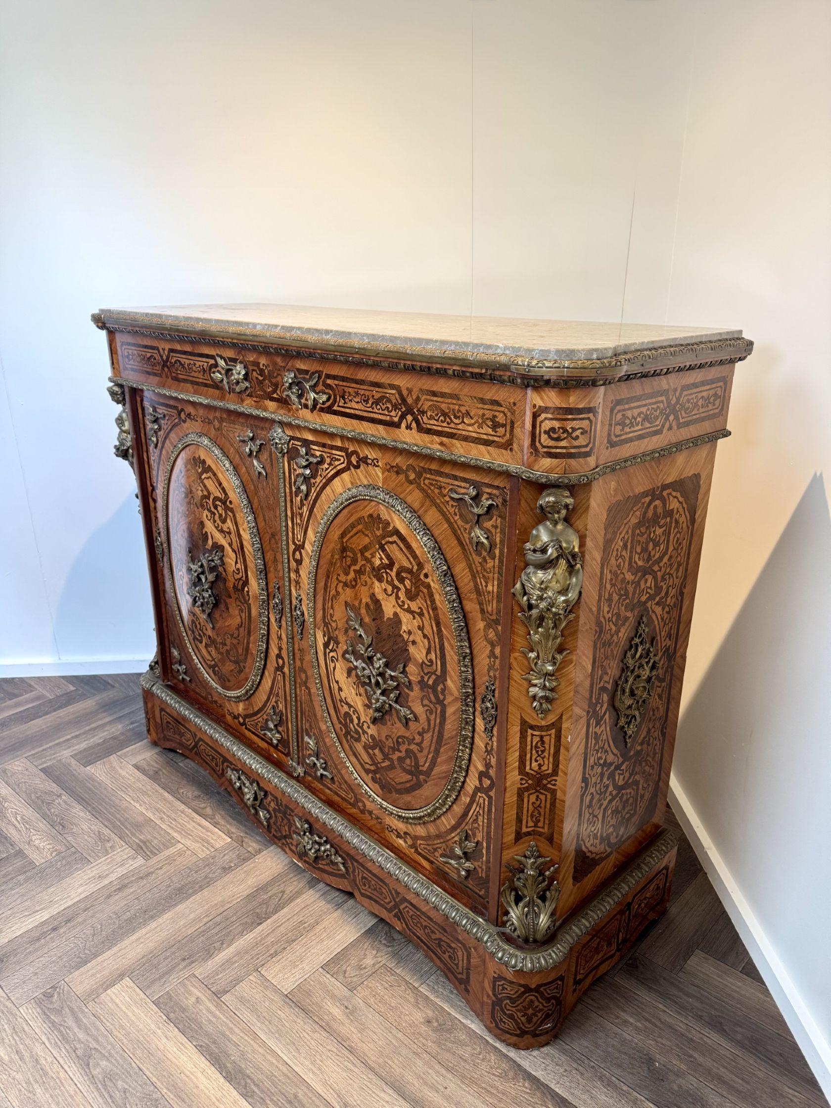 Exquise armoire ancienne du XIXe siècle en marqueterie française. Cette armoire en bois de roi de qualité exceptionnelle date du XIXe siècle et présente de magnifiques marqueteries formant des motifs floraux et des volutes, avec d'importantes