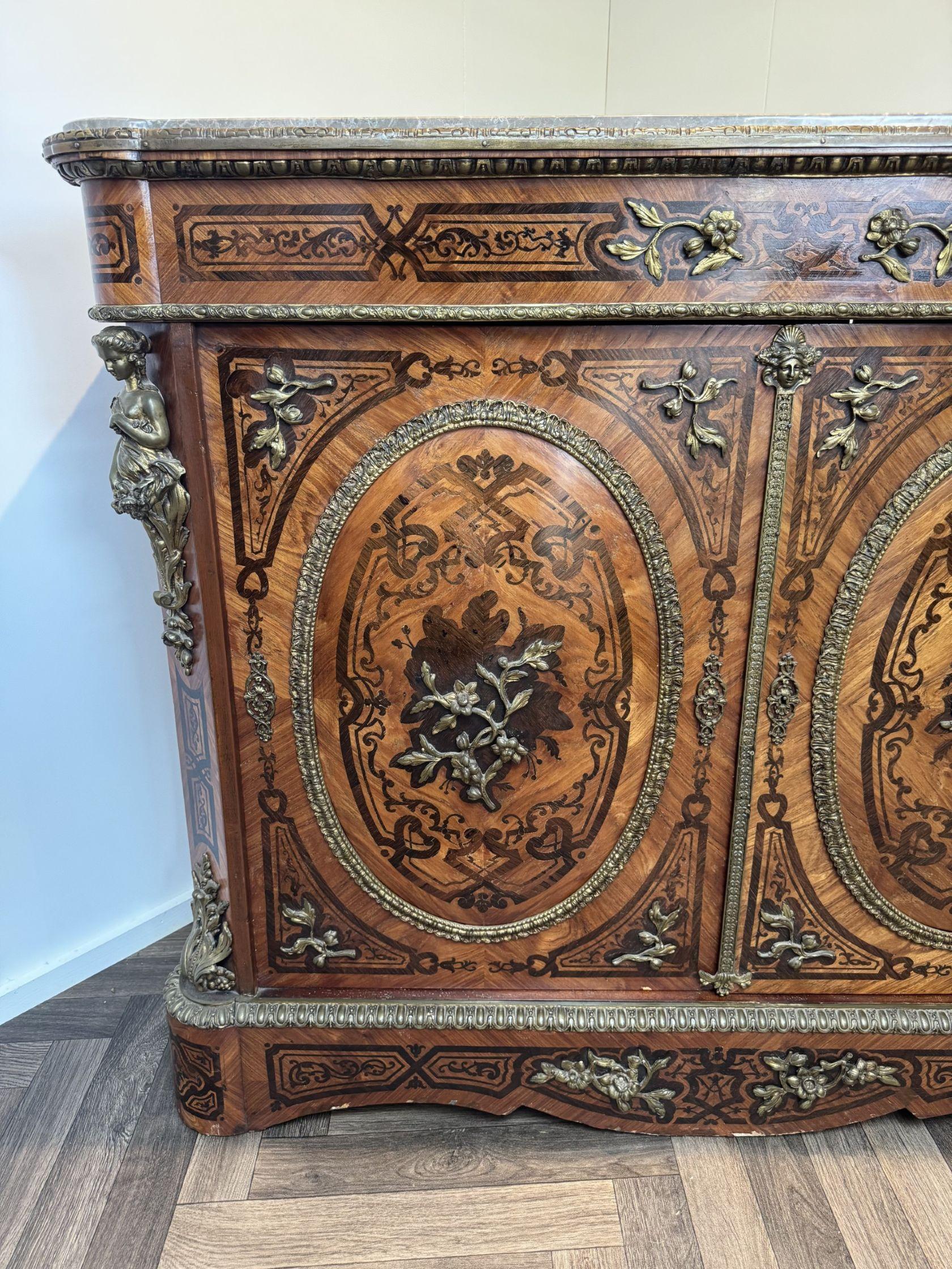 Louis XV Meuble ancien en marqueterie française du 19e siècle de qualité exquise en vente