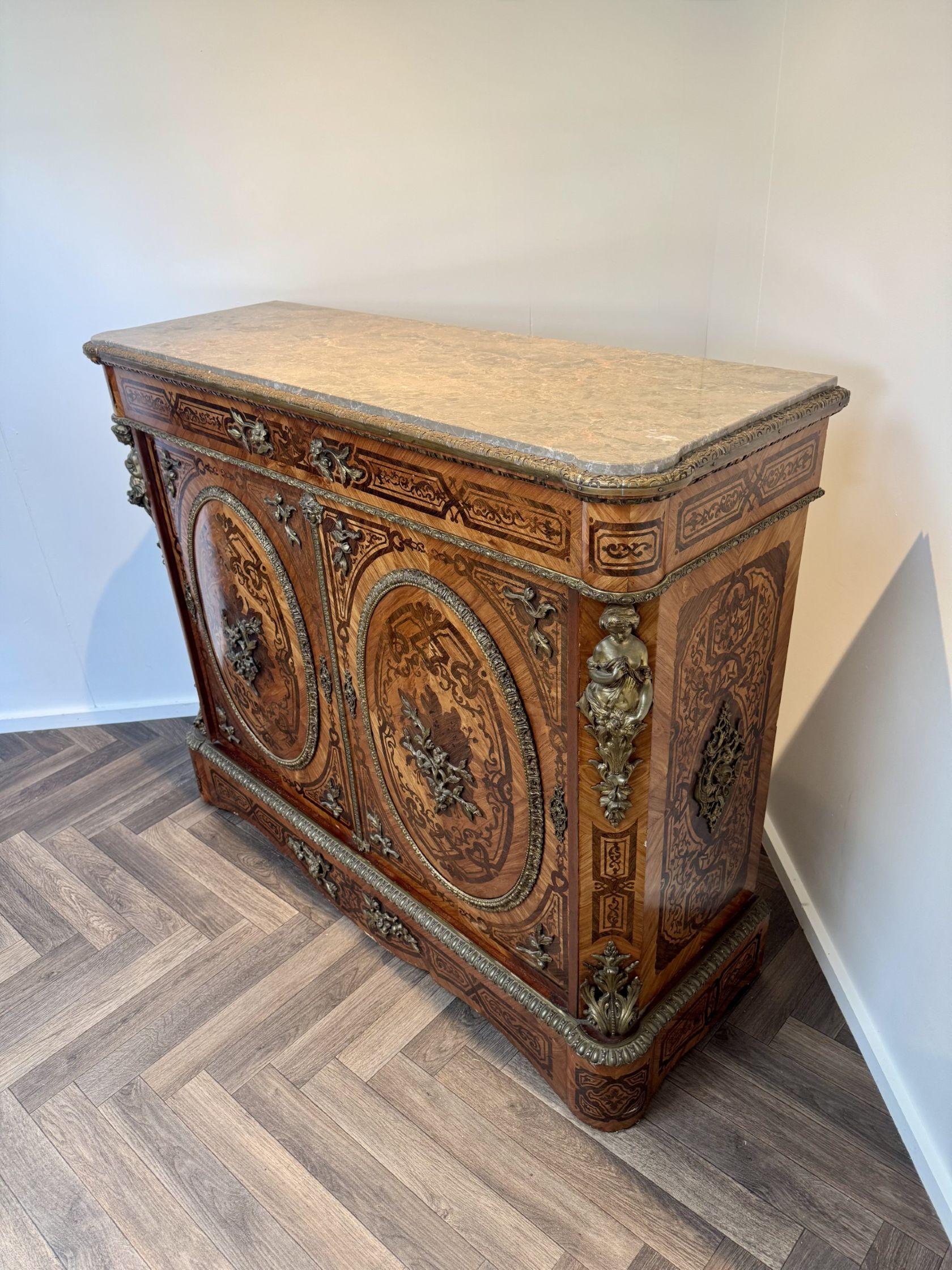 Français Meuble ancien en marqueterie française du 19e siècle de qualité exquise en vente