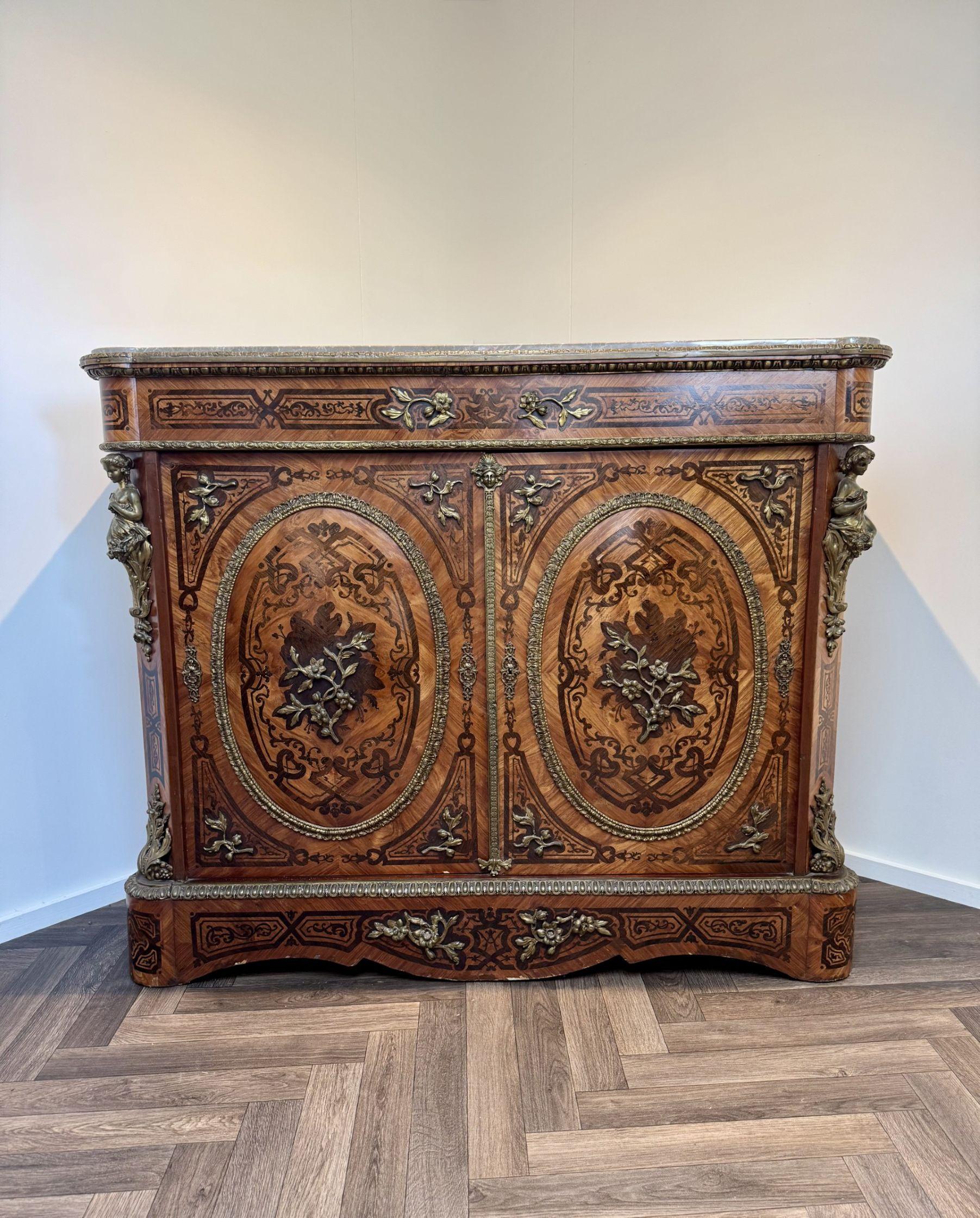 Bronze doré Meuble ancien en marqueterie française du 19e siècle de qualité exquise en vente