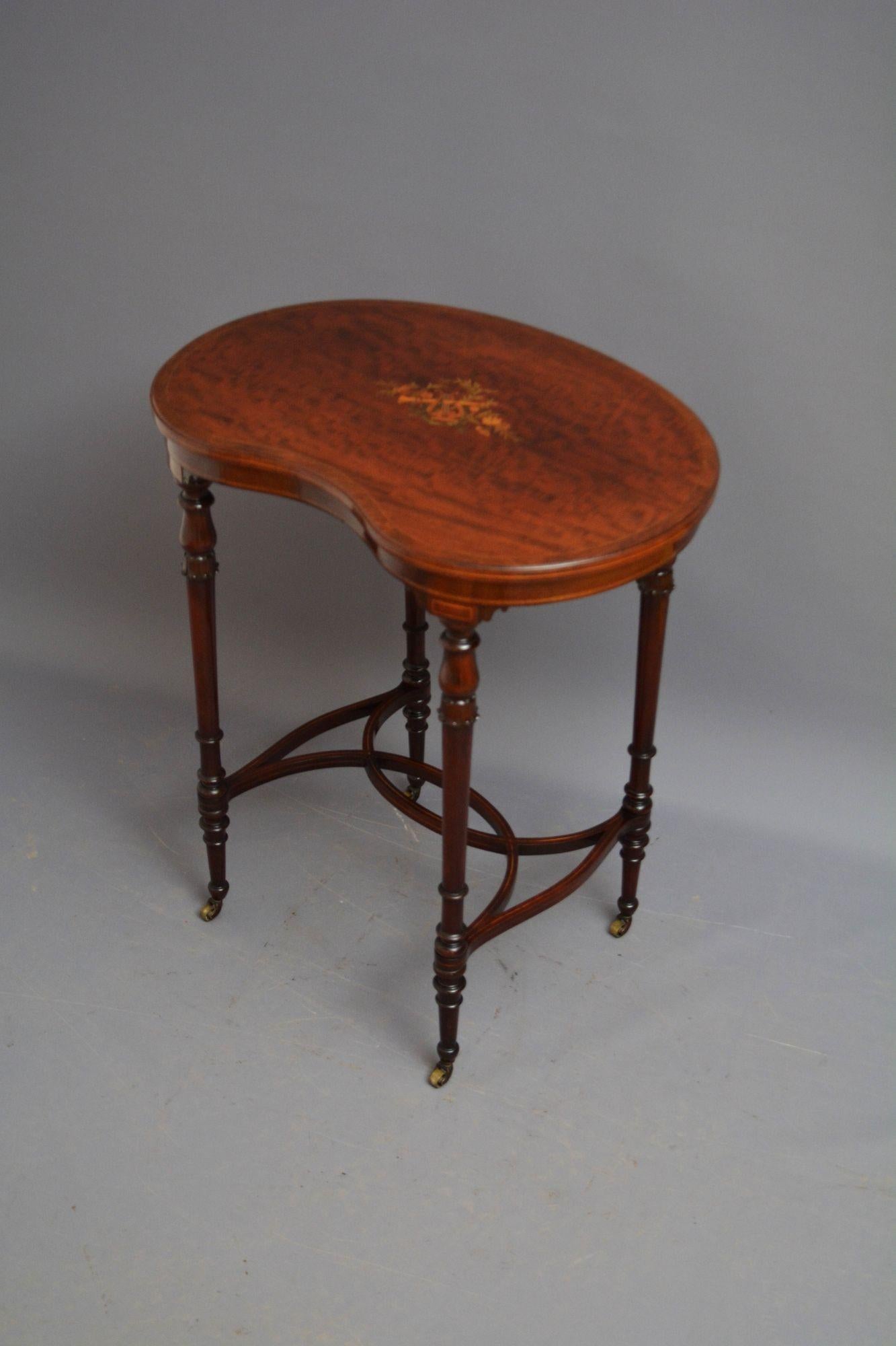 Sn5638 Mesa auxiliar de caoba eduardiana con forma de riñón y calidad de exposición, con tablero de caoba labrada con centro de incrustaciones de varias maderas, borde con bandas e incrustaciones de cuerda sobre un friso poco profundo con