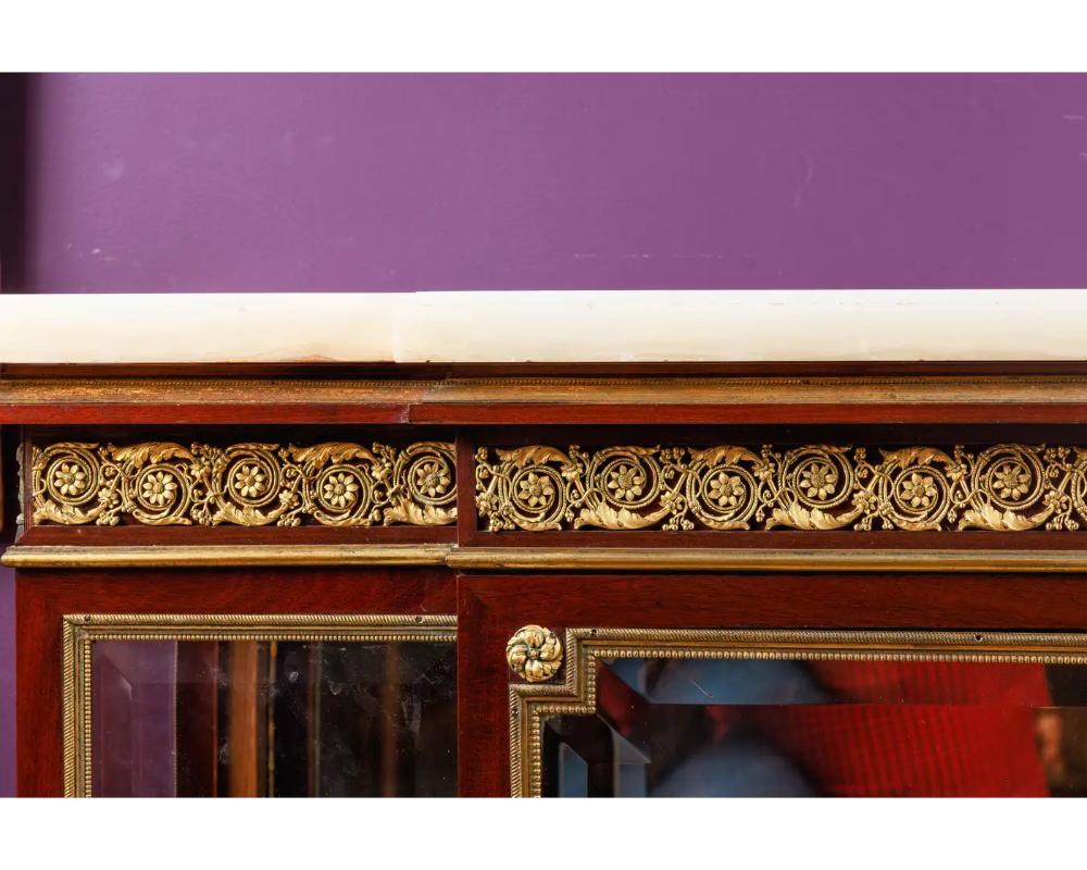 Napoleone III Squisito mobile commode francese di qualità con montatura in ormolu, 1880 ca. in vendita