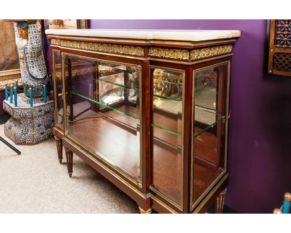 Squisito mobile commode francese di qualità con montatura in ormolu, 1880 ca. In condizioni buone in vendita a New York, NY