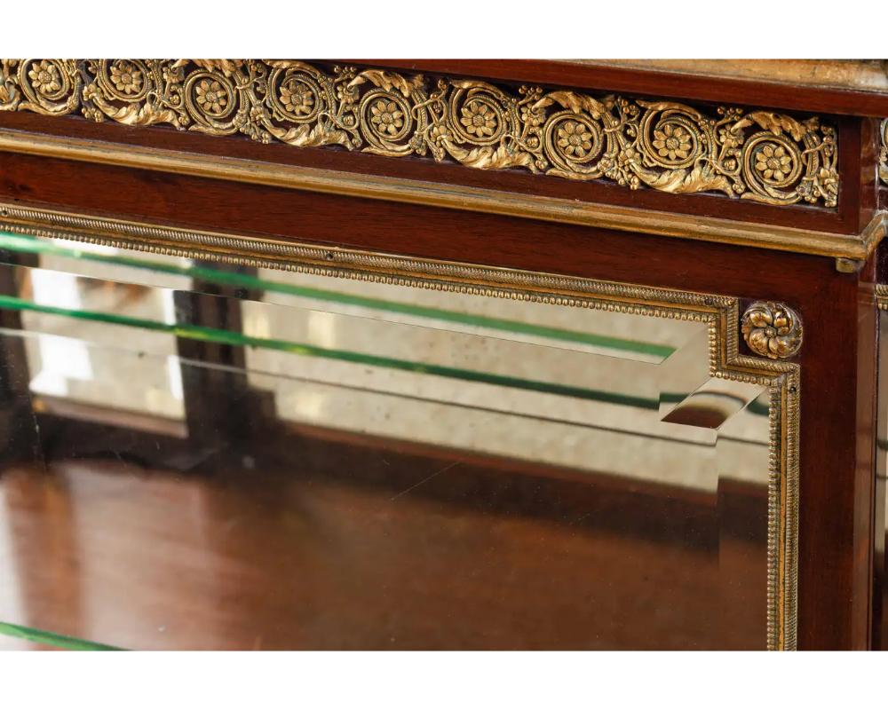 Squisito mobile commode francese di qualità con montatura in ormolu, 1880 ca. in vendita 2