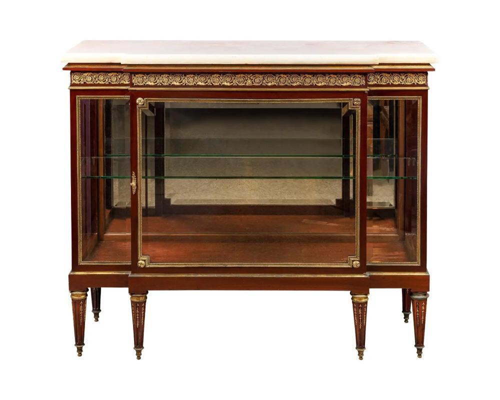 Exquisito mueble vitrina francés de calidad, montado en ormolu, c. 1880