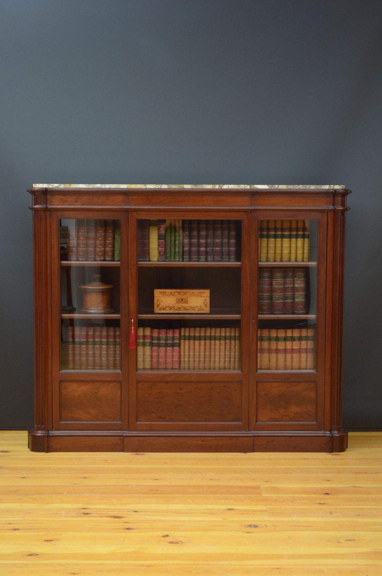 Sn5069 libreria in mogano dei primi del XIX secolo, di qualità superba, con piano in marmo venato originale sopra un fregio poco profondo e tre ante vetrate dotate di serratura originale funzionante e chiave, che racchiudono tre ripiani regolabili
