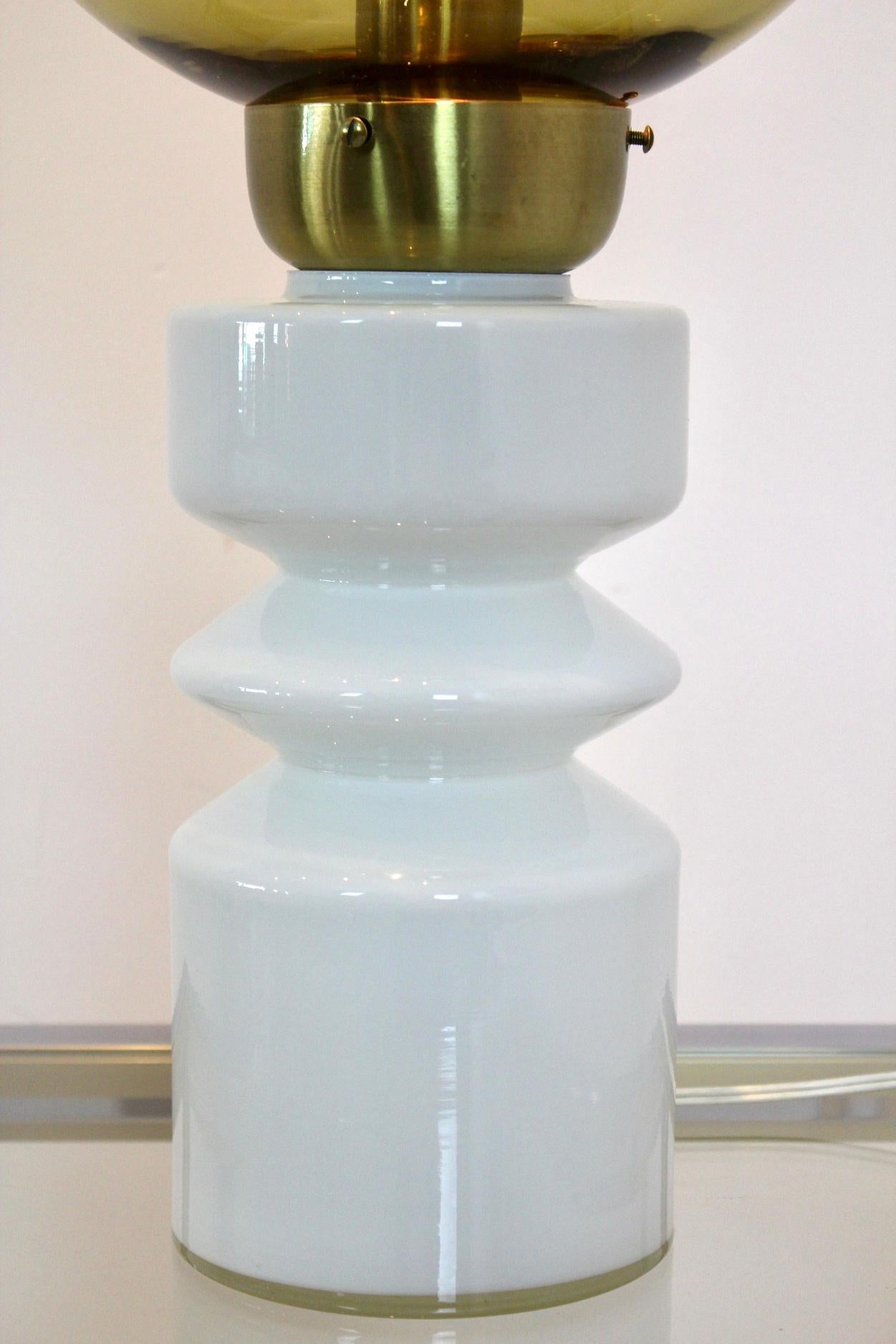 Néerlandais Exquise lampe de table RAAK Amsterdam en verre et laiton en vente