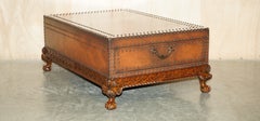 Ralph Lauren - Grande table basse exquise à deux tiroirs avec pieds griffes et boules sculptés