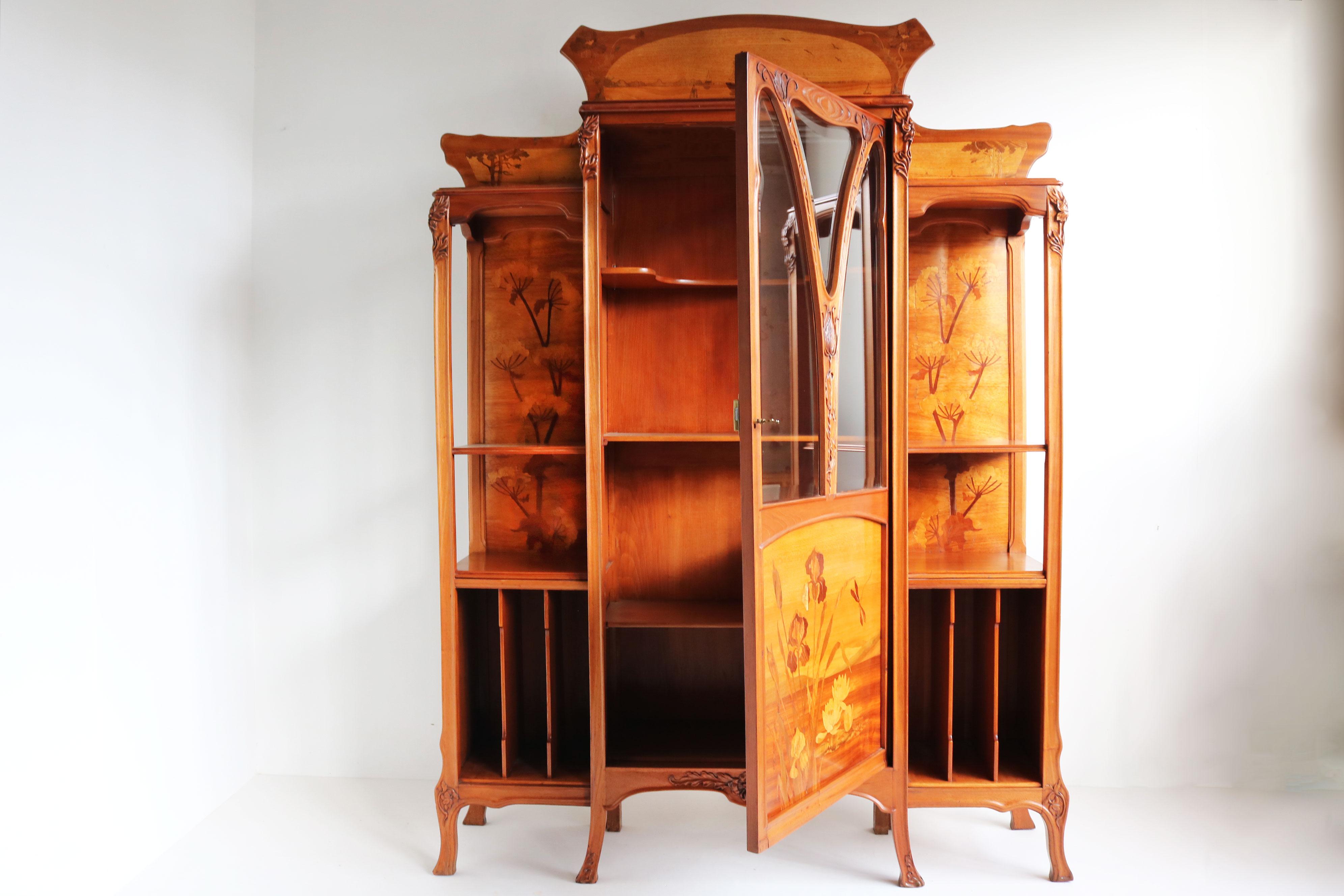 Exquisite seltene, seltene Jugendstil-Vitrinen-/Musikschrank von Emile Galle, Frankreich 1905 (Walnuss) im Angebot