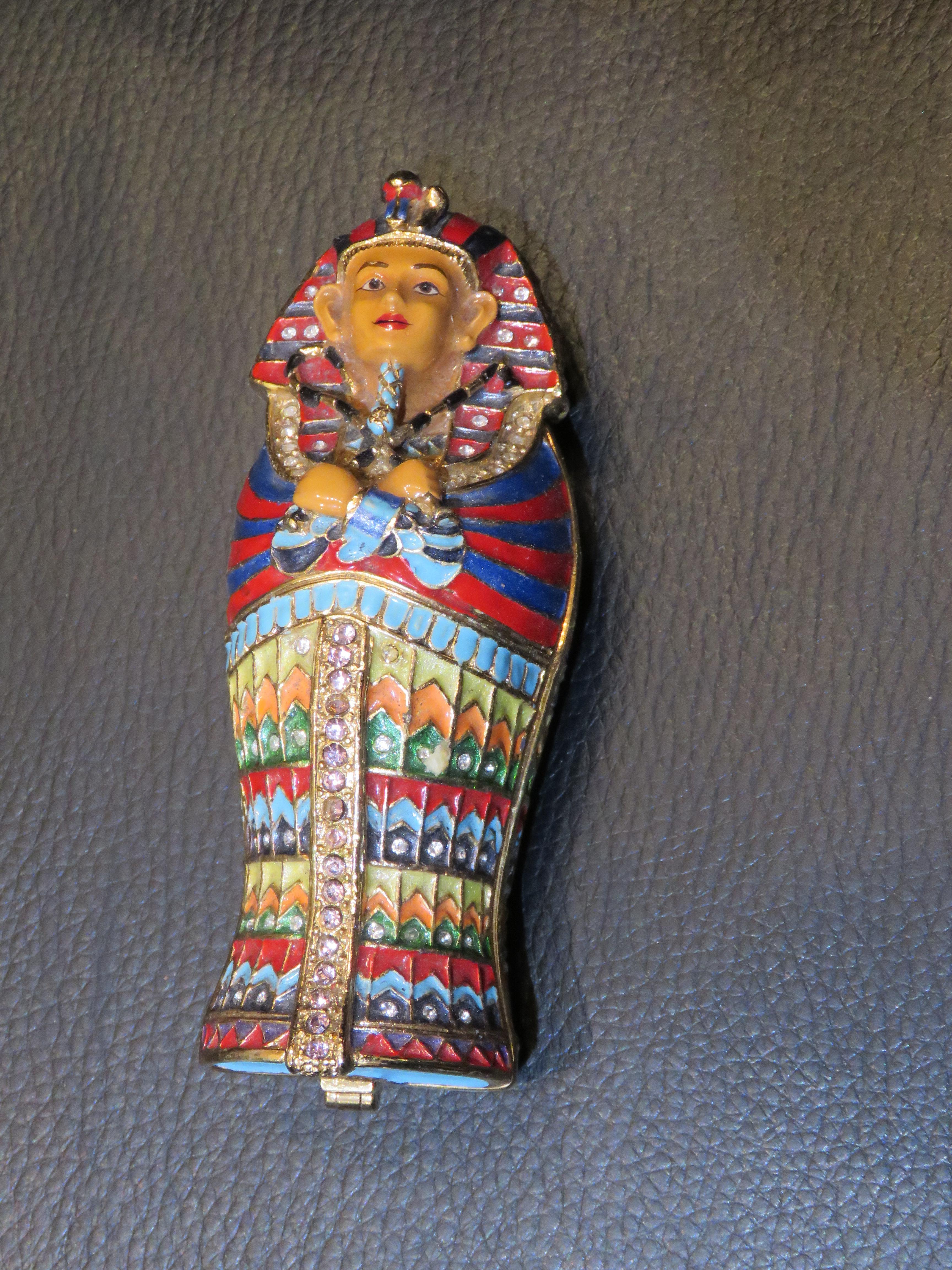 Das folgende Element, das wir anbieten, ist eine seltene und beeindruckende prächtige und exquisite seltene große handbemalte Emaille ägyptischen Schmuck Halter / Pill Box. Hervorragend gemacht mit prächtigen Farben und Details und prächtigen